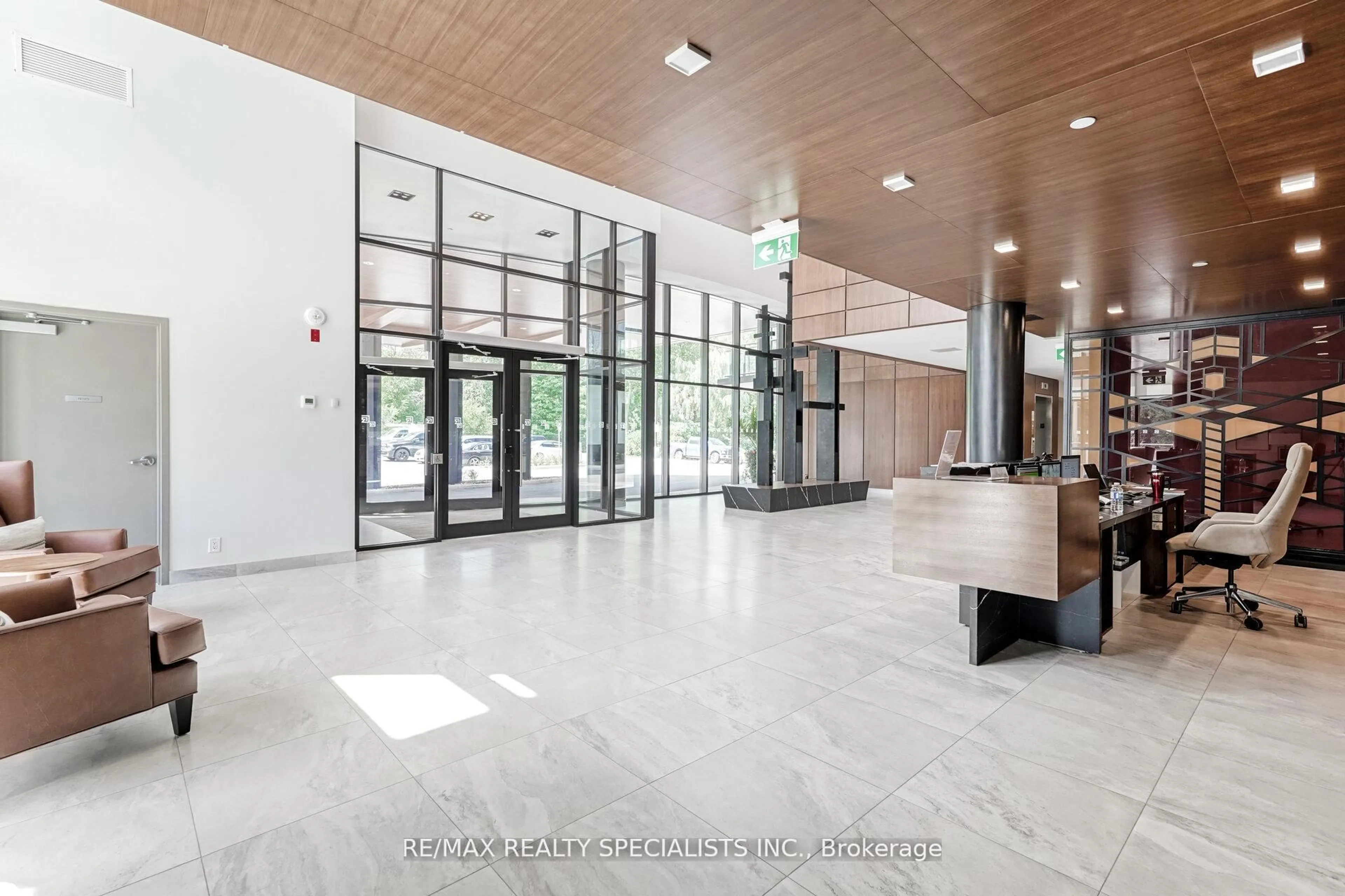 Indoor foyer for 1575 Lakeshore Rd #258, Mississauga Ontario L5J 0B1