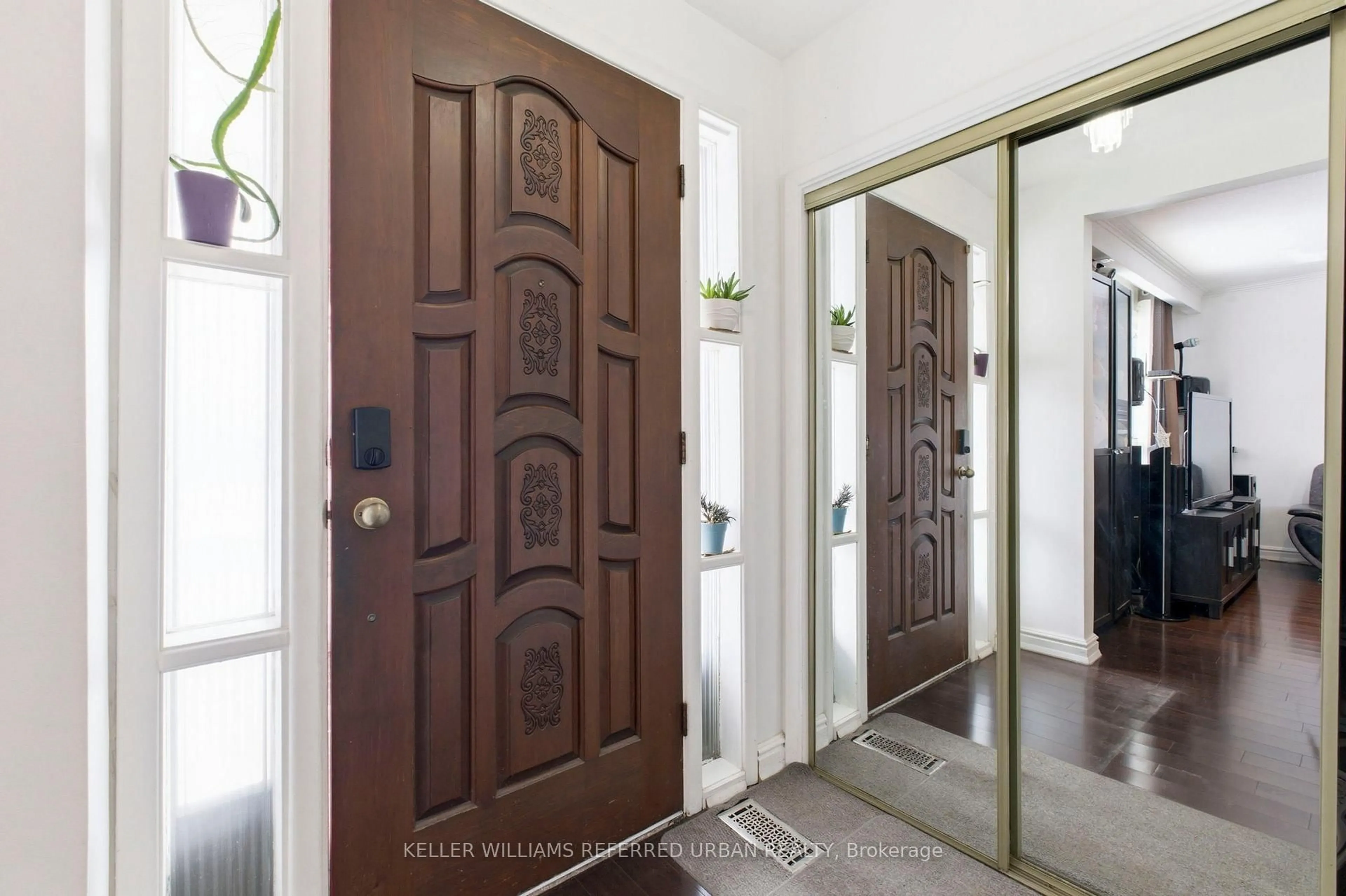 Indoor entryway for 36 Hucknall Rd, Toronto Ontario M3J 1V8