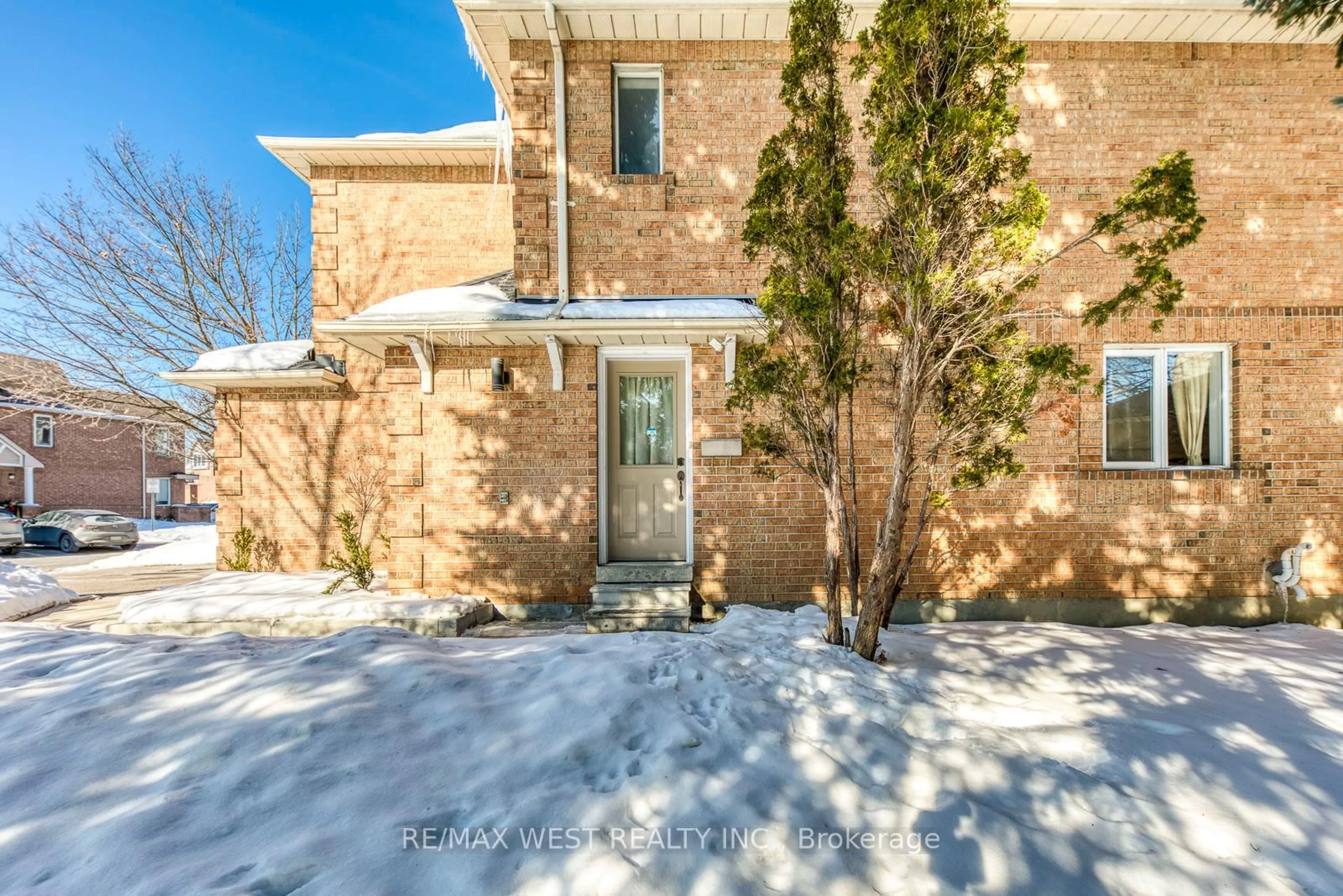 Home with brick exterior material, street for 99 Bristol Rd #153, Mississauga Ontario L4Z 3P4