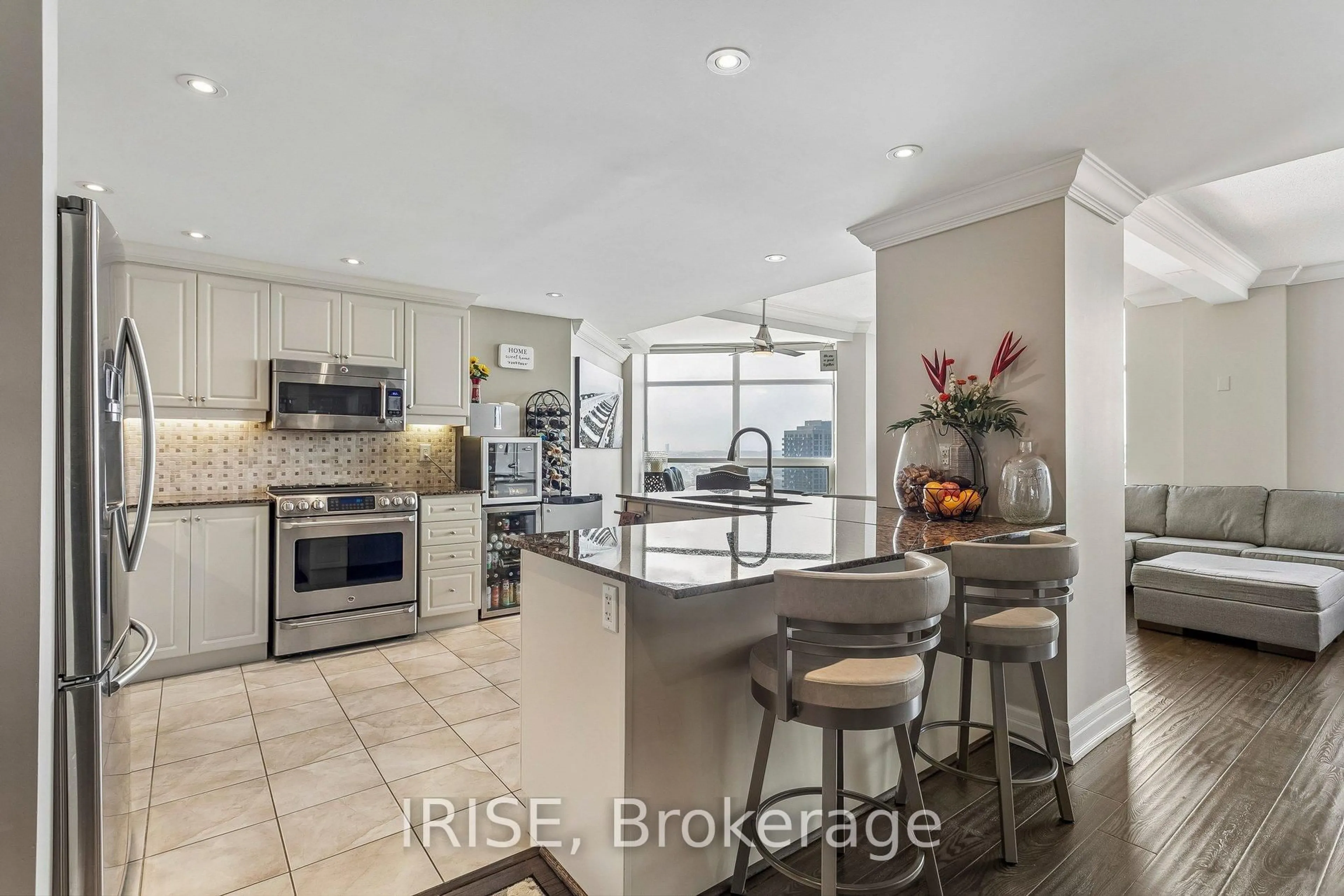 Open concept kitchen, ceramic/tile floor for 9 George St #PH01, Brampton Ontario L6Y 0T6