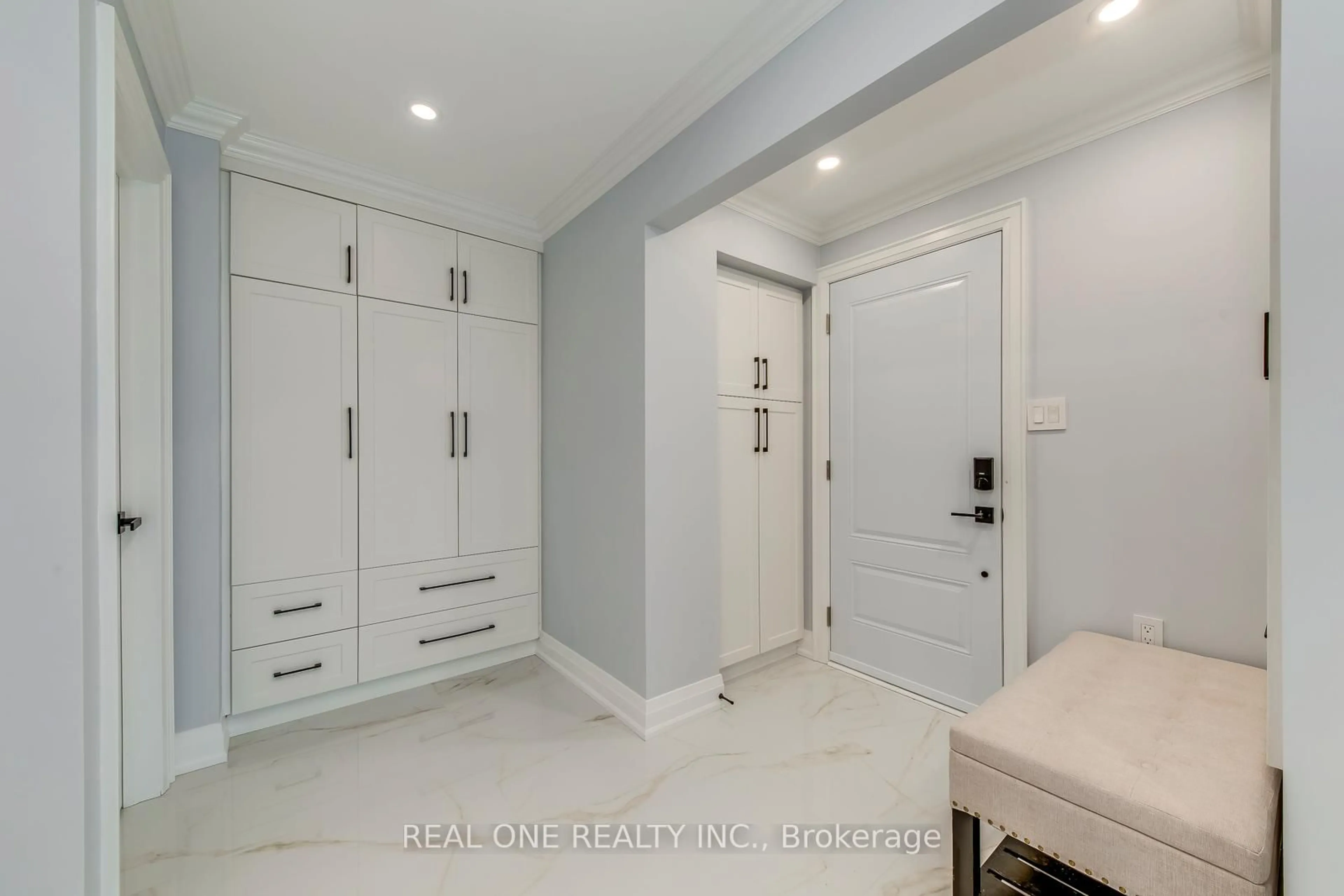 Indoor entryway for 6150 Duford Dr, Mississauga Ontario L5V 1A6