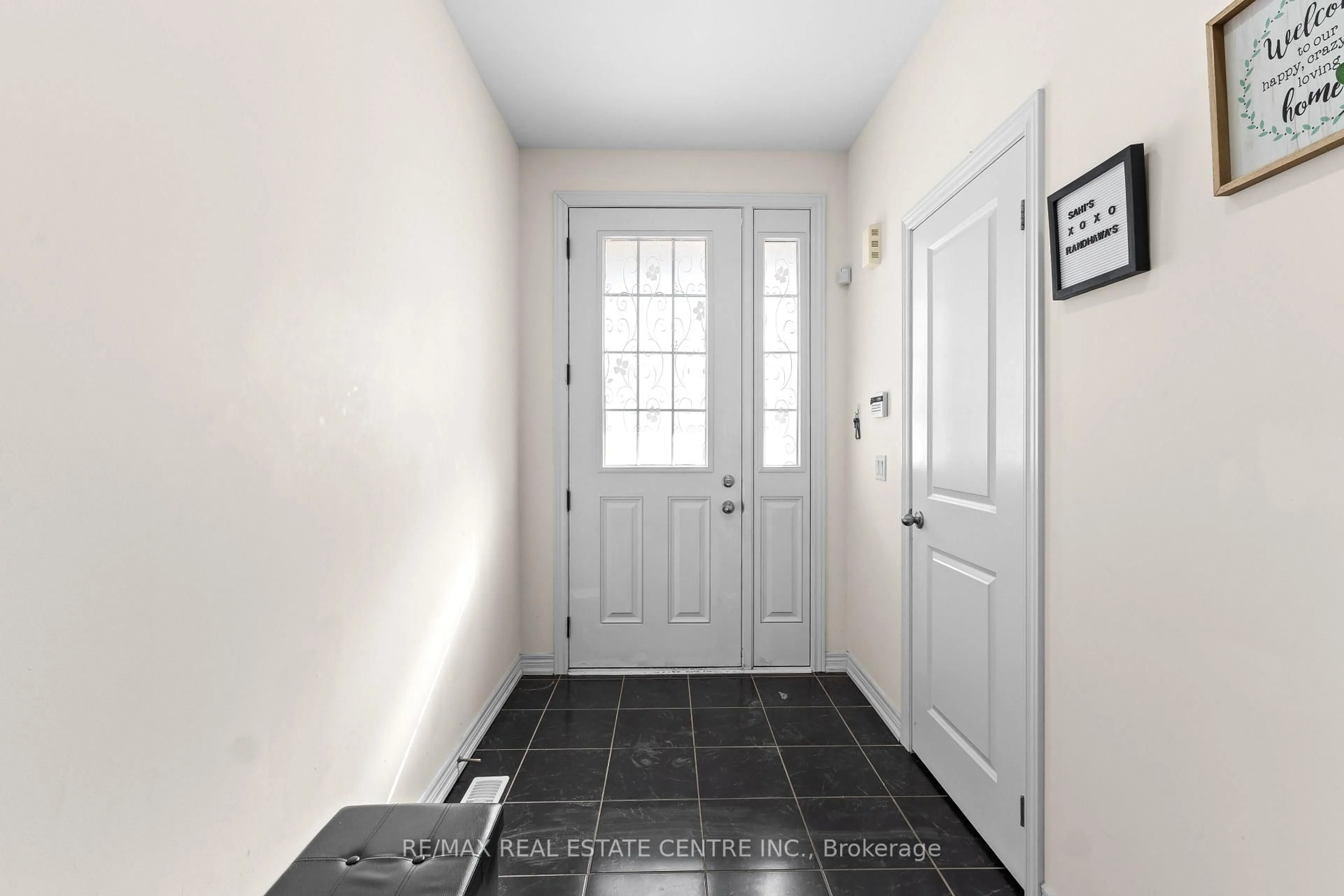 Indoor entryway for 74 Ivor Cres, Brampton Ontario L7A 4L7