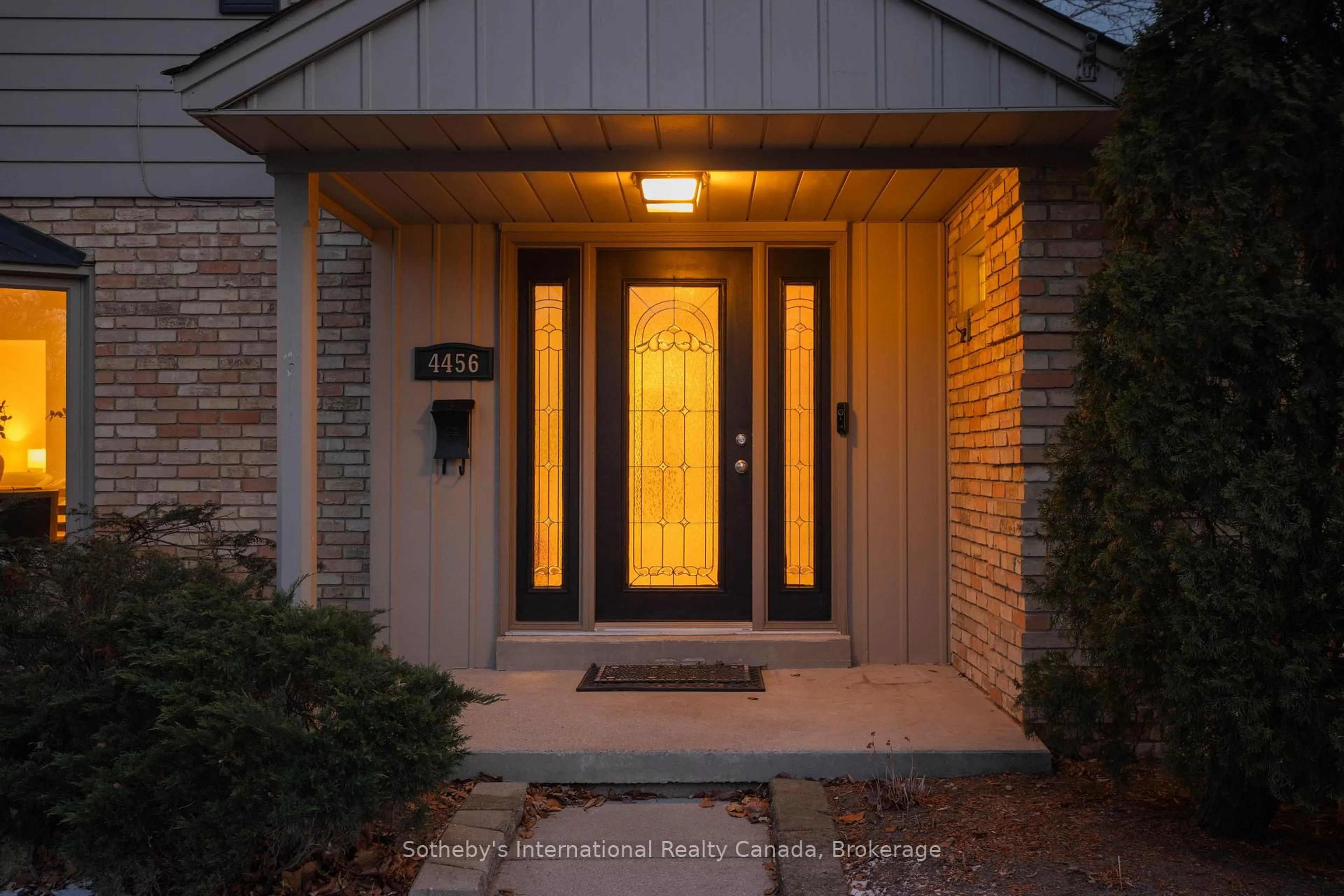 Indoor entryway for 4456 Hawthorne Dr, Burlington Ontario L7L 1G5