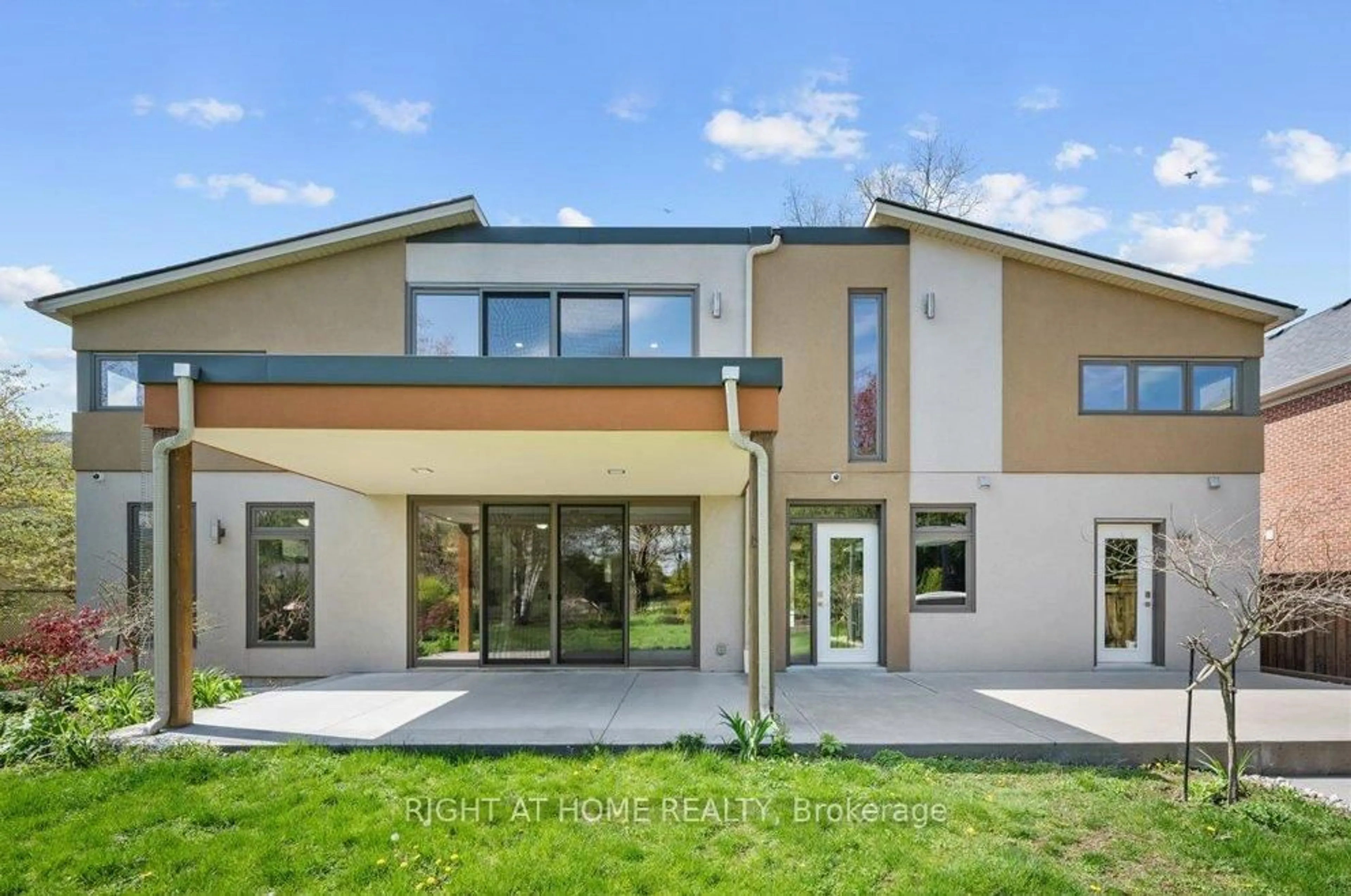 Home with brick exterior material, unknown for 704 Cedar Ave, Burlington Ontario L7T 2R7