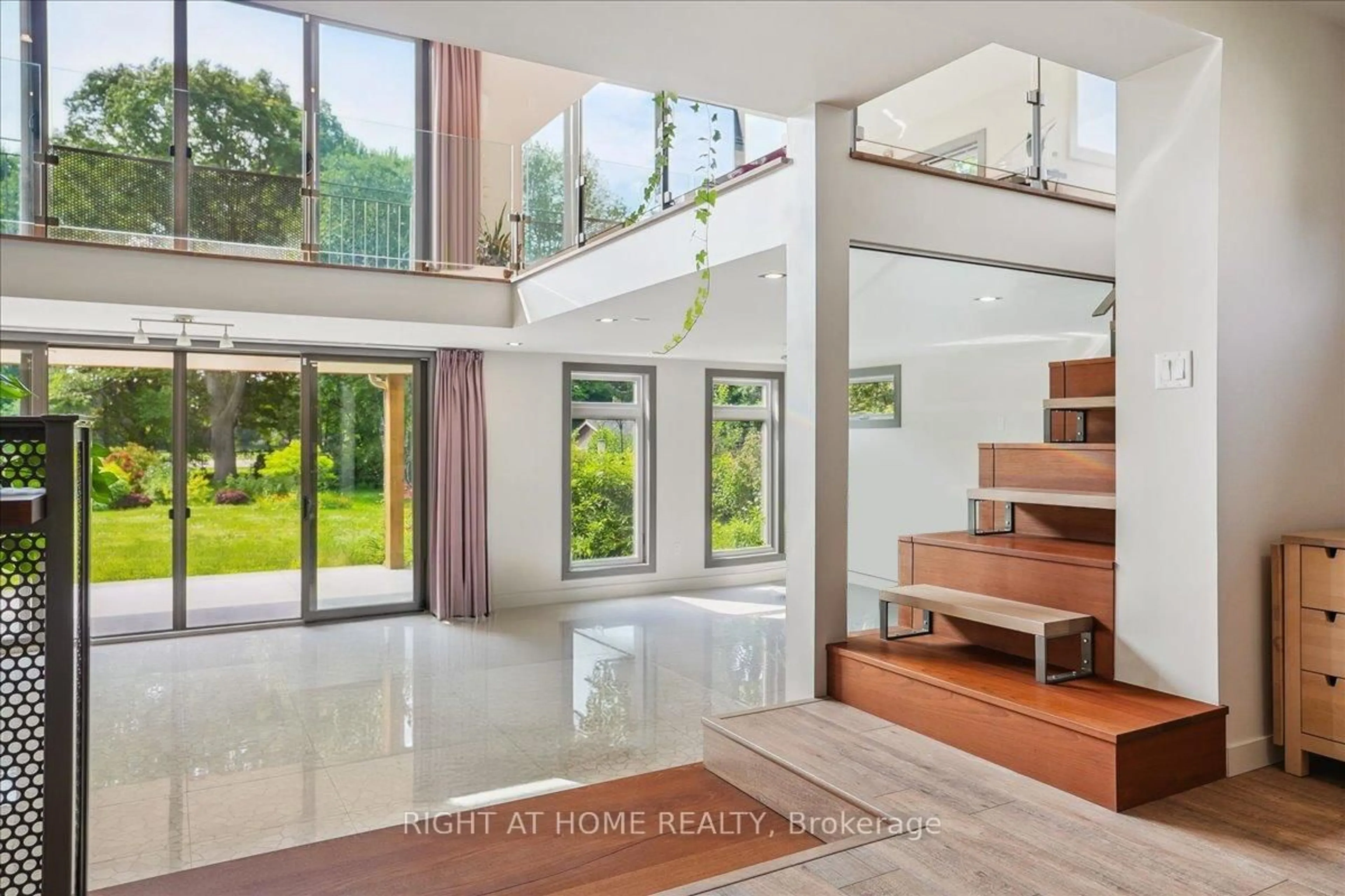 Indoor entryway for 704 Cedar Ave, Burlington Ontario L7T 2R7