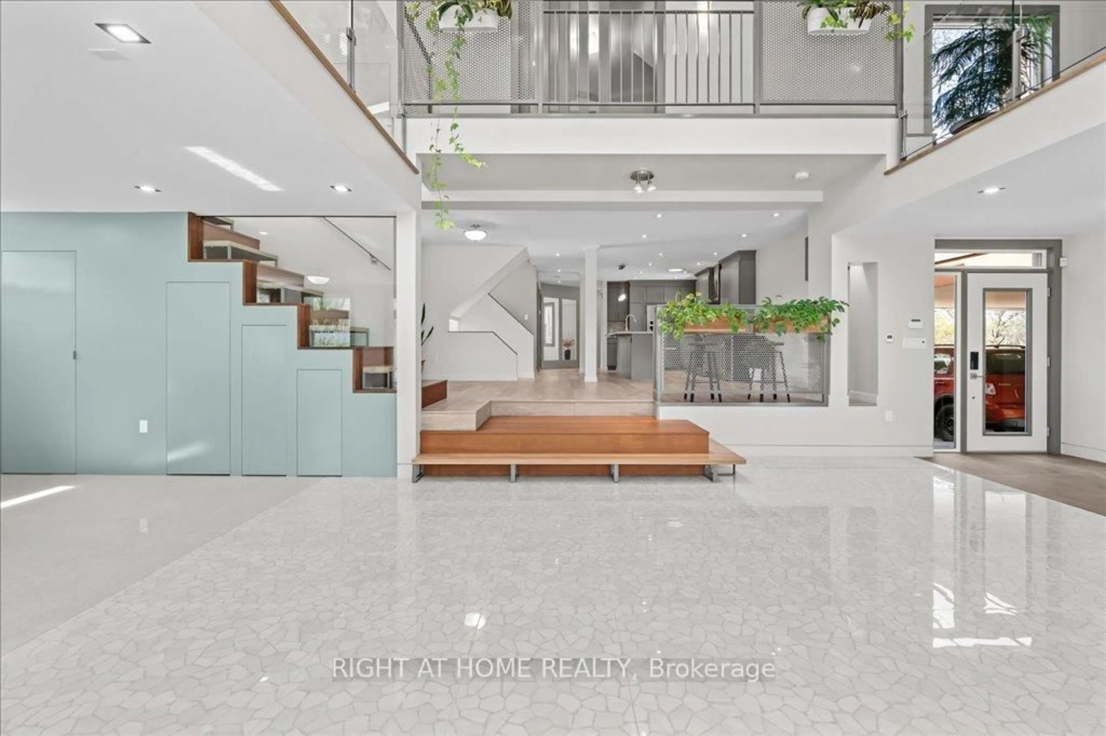 Indoor foyer for 704 Cedar Ave, Burlington Ontario L7T 2R7