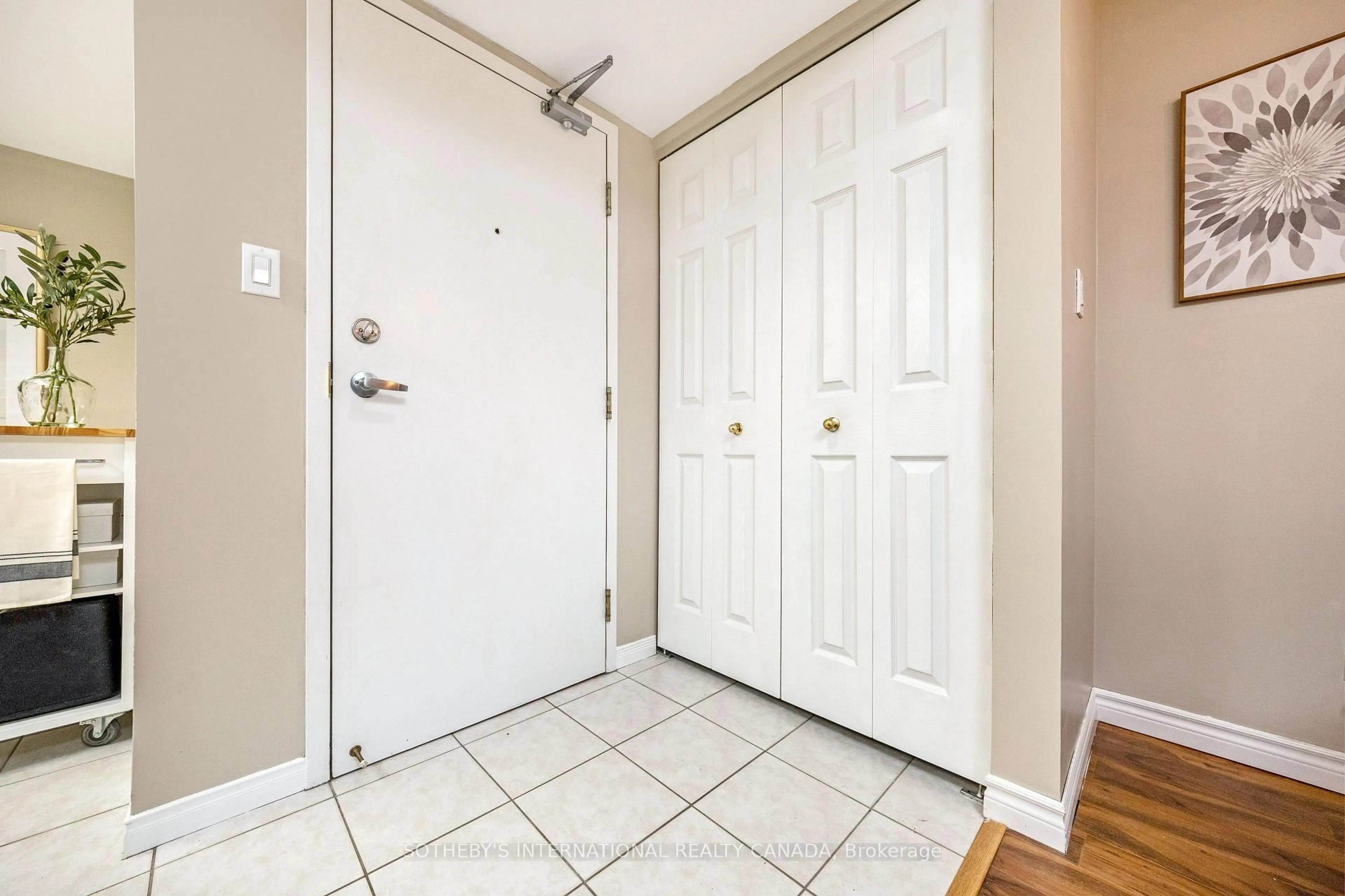 Indoor entryway for 3499 Upper Middle Rd #410, Burlington Ontario L7M 4M7