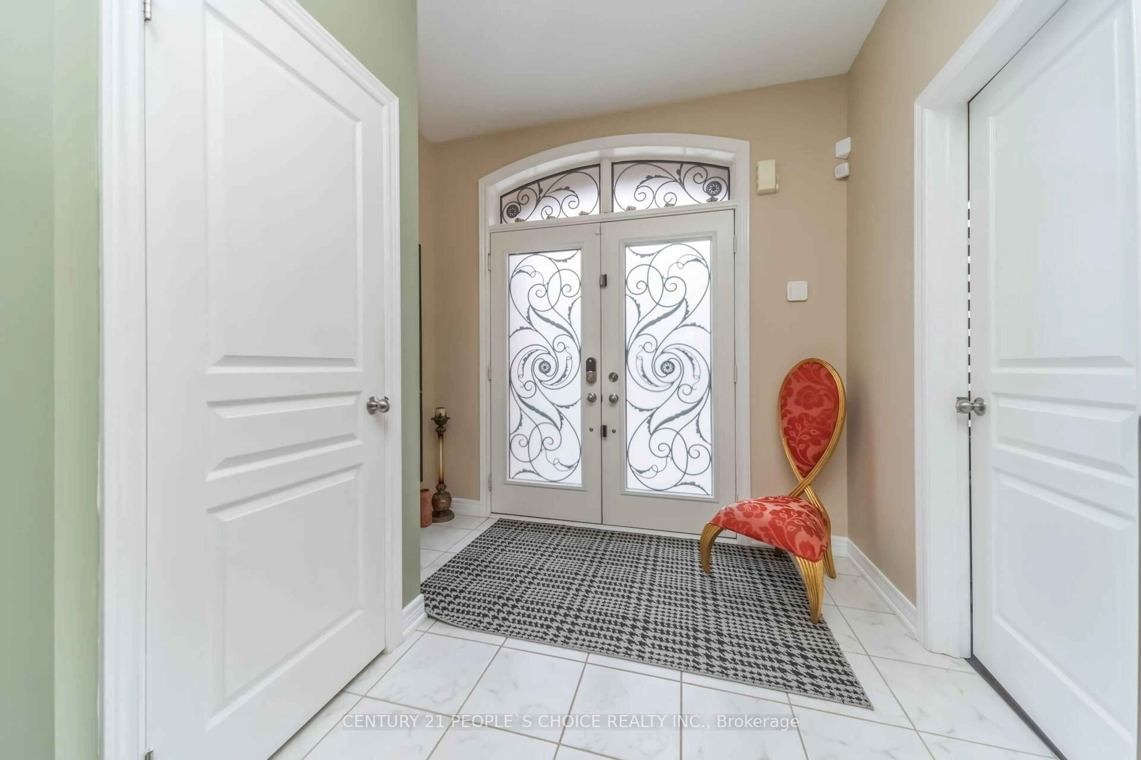 Indoor entryway for 28 Truro Circ, Brampton Ontario L7A 4E5