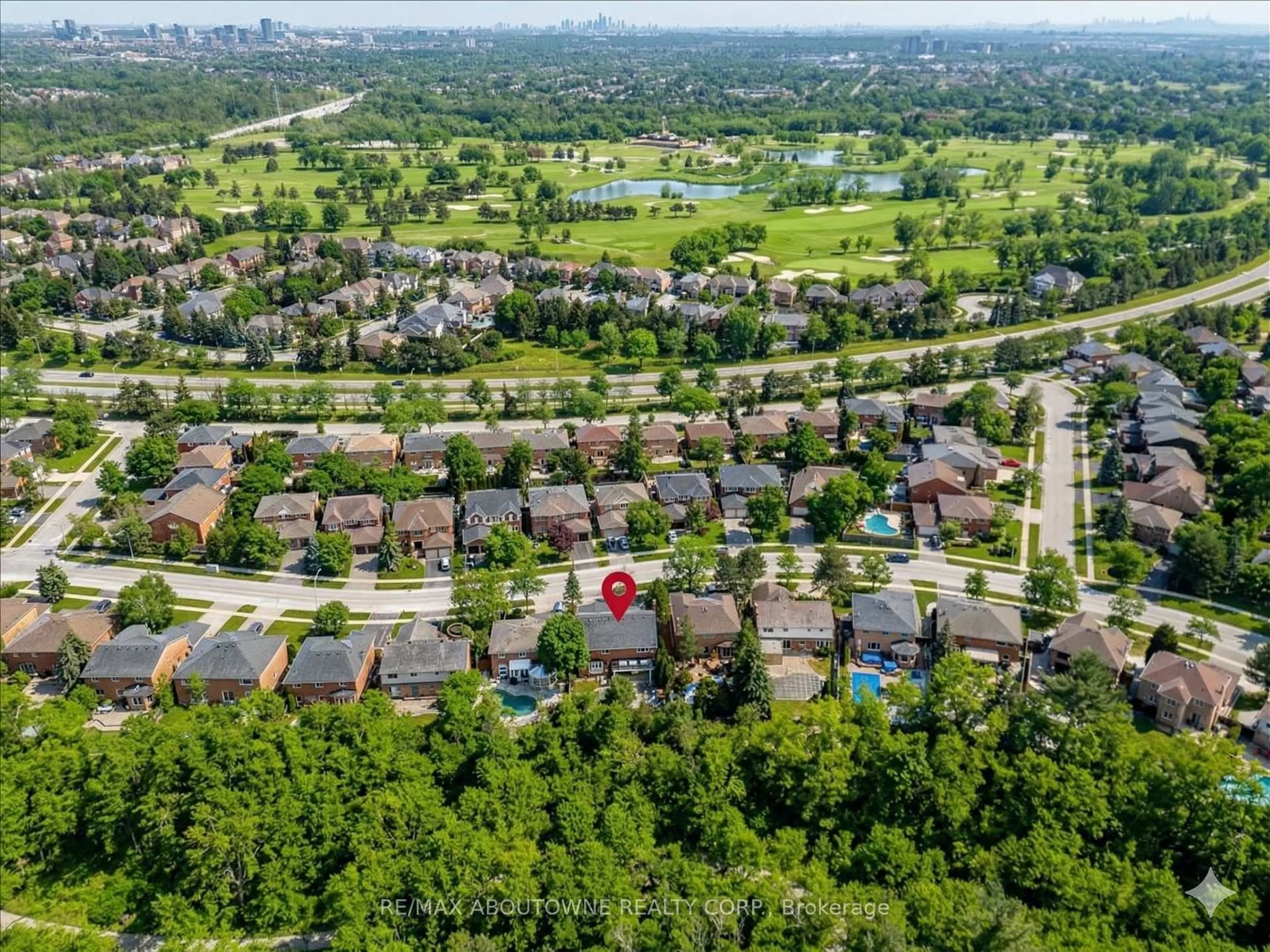 A pic from outside/outdoor area/front of a property/back of a property/a pic from drone, city buildings view from balcony for 1320 Monks Passage, Oakville Ontario L6M 1J5