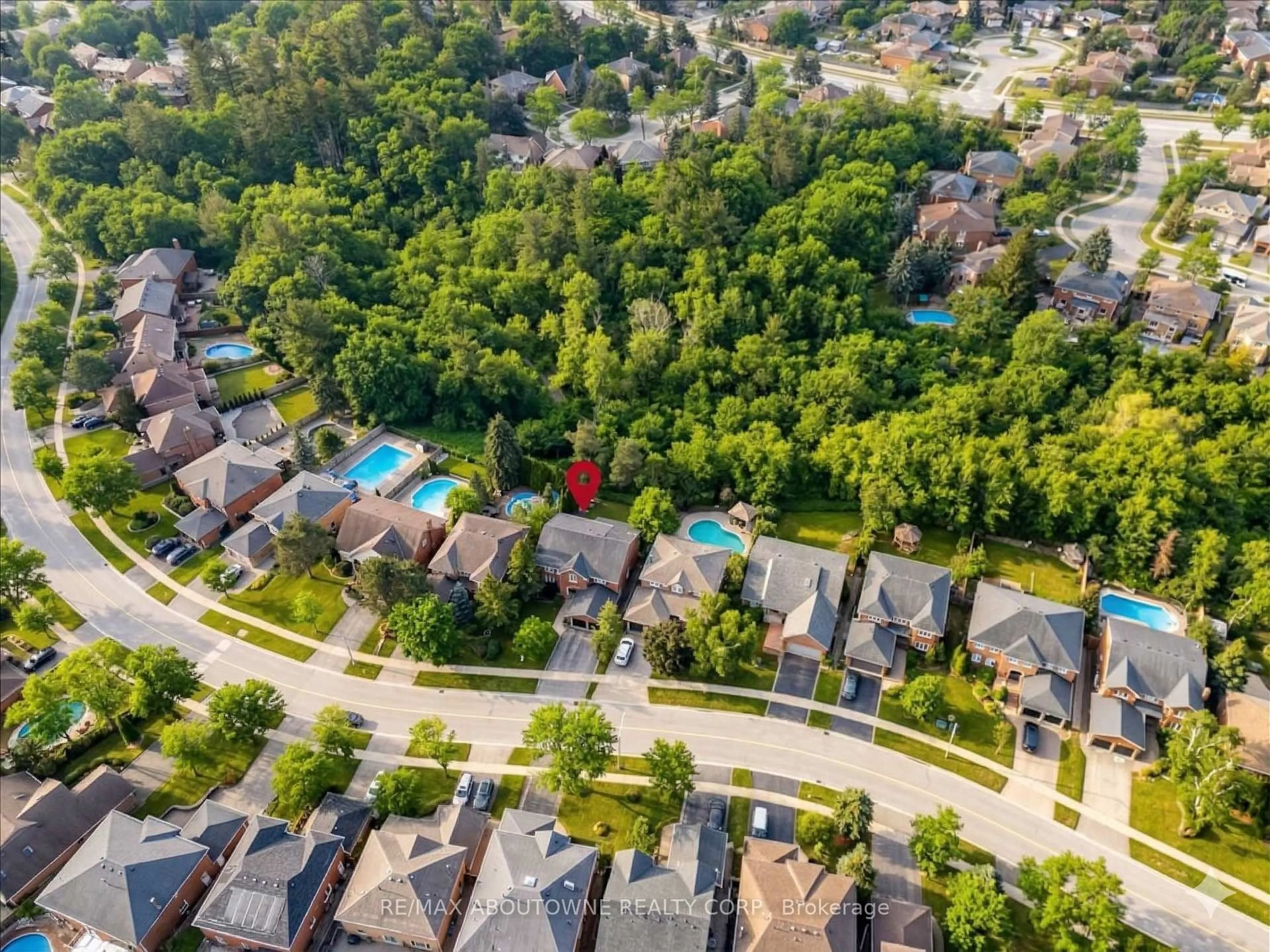 A pic from outside/outdoor area/front of a property/back of a property/a pic from drone, street for 1320 Monks Passage, Oakville Ontario L6M 1J5