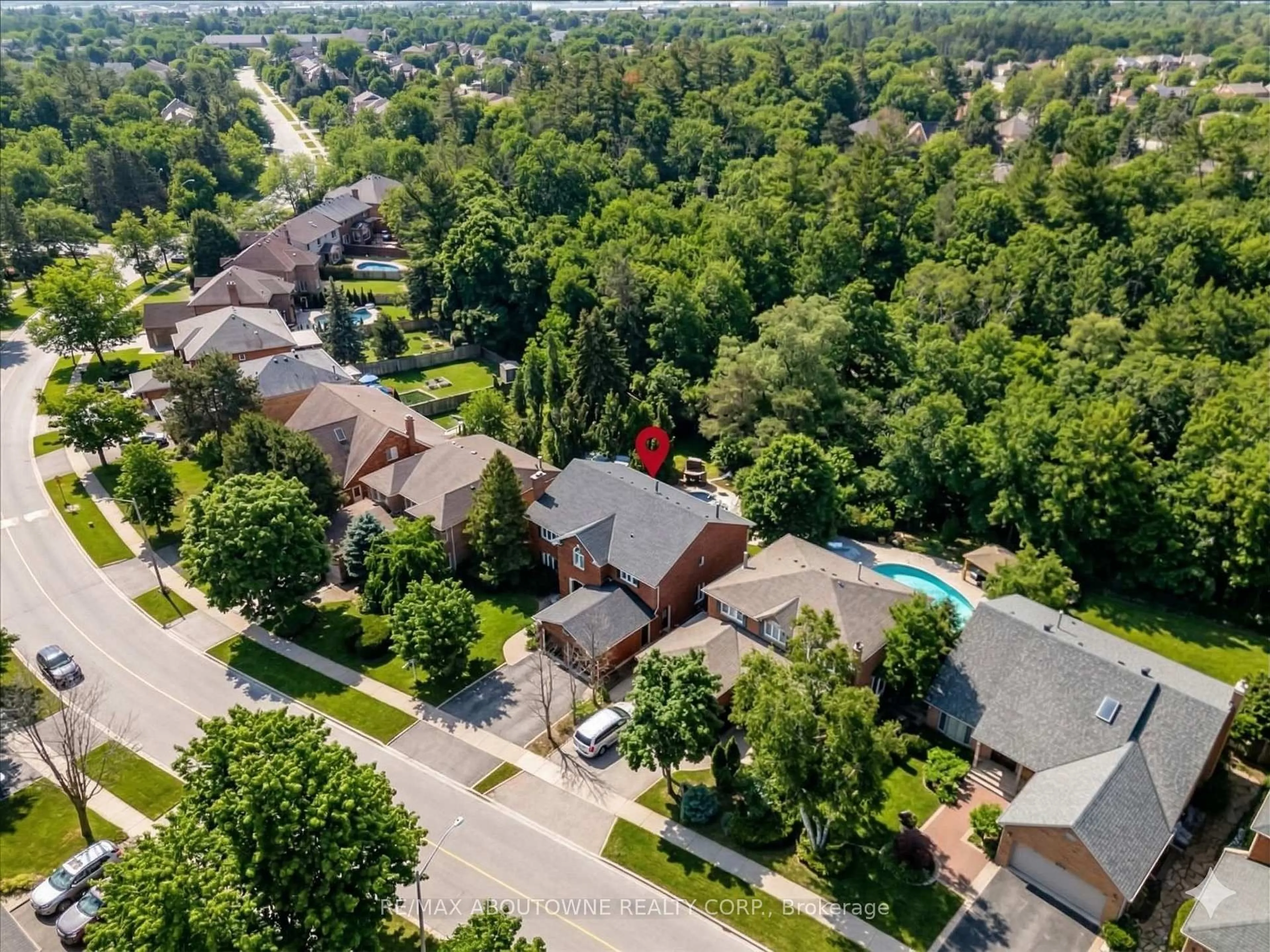 A pic from outside/outdoor area/front of a property/back of a property/a pic from drone, street for 1320 Monks Passage, Oakville Ontario L6M 1J5