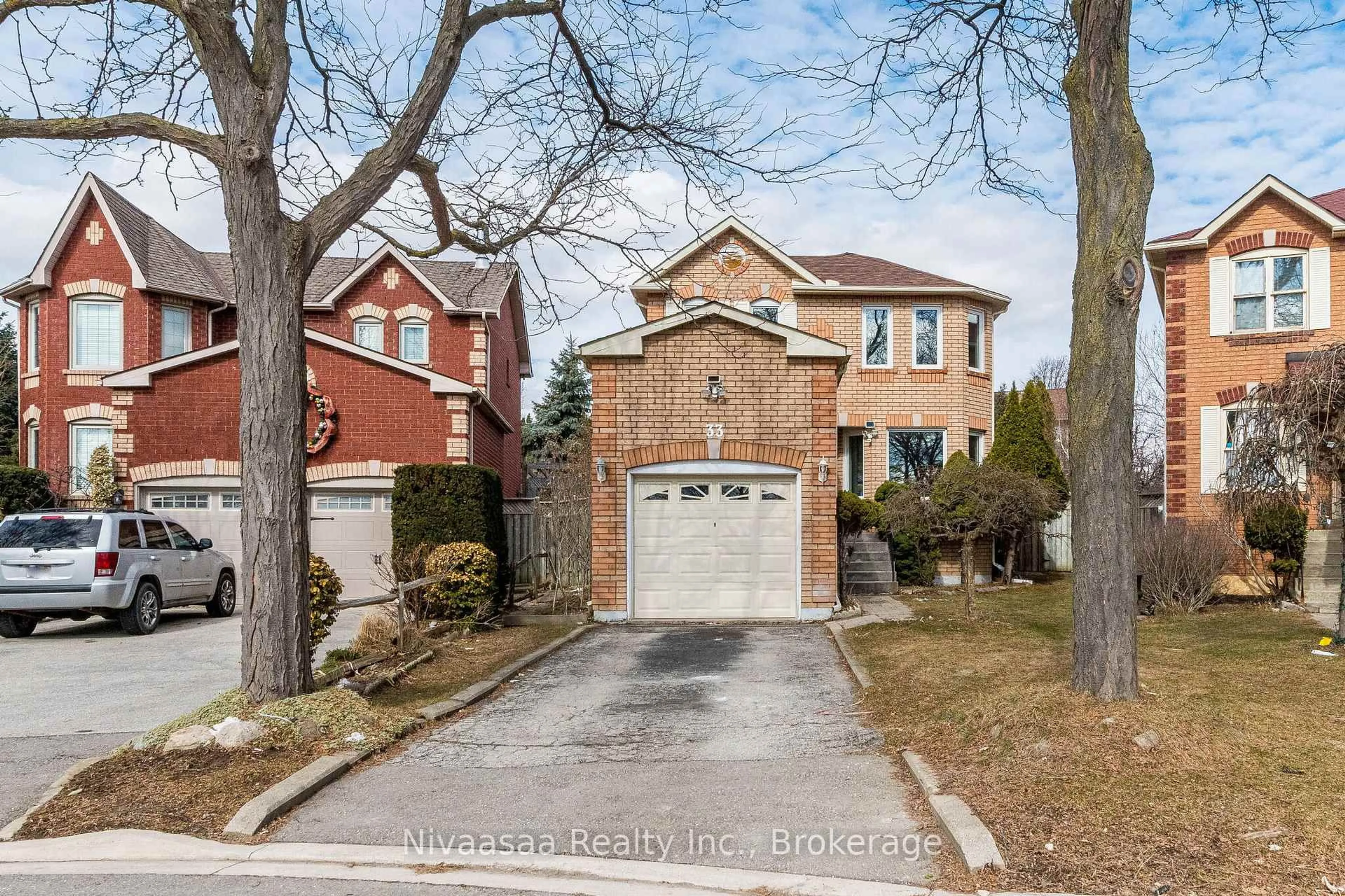 Home with brick exterior material, street for 33 Pantages Crt, Brampton Ontario L6S 5B7