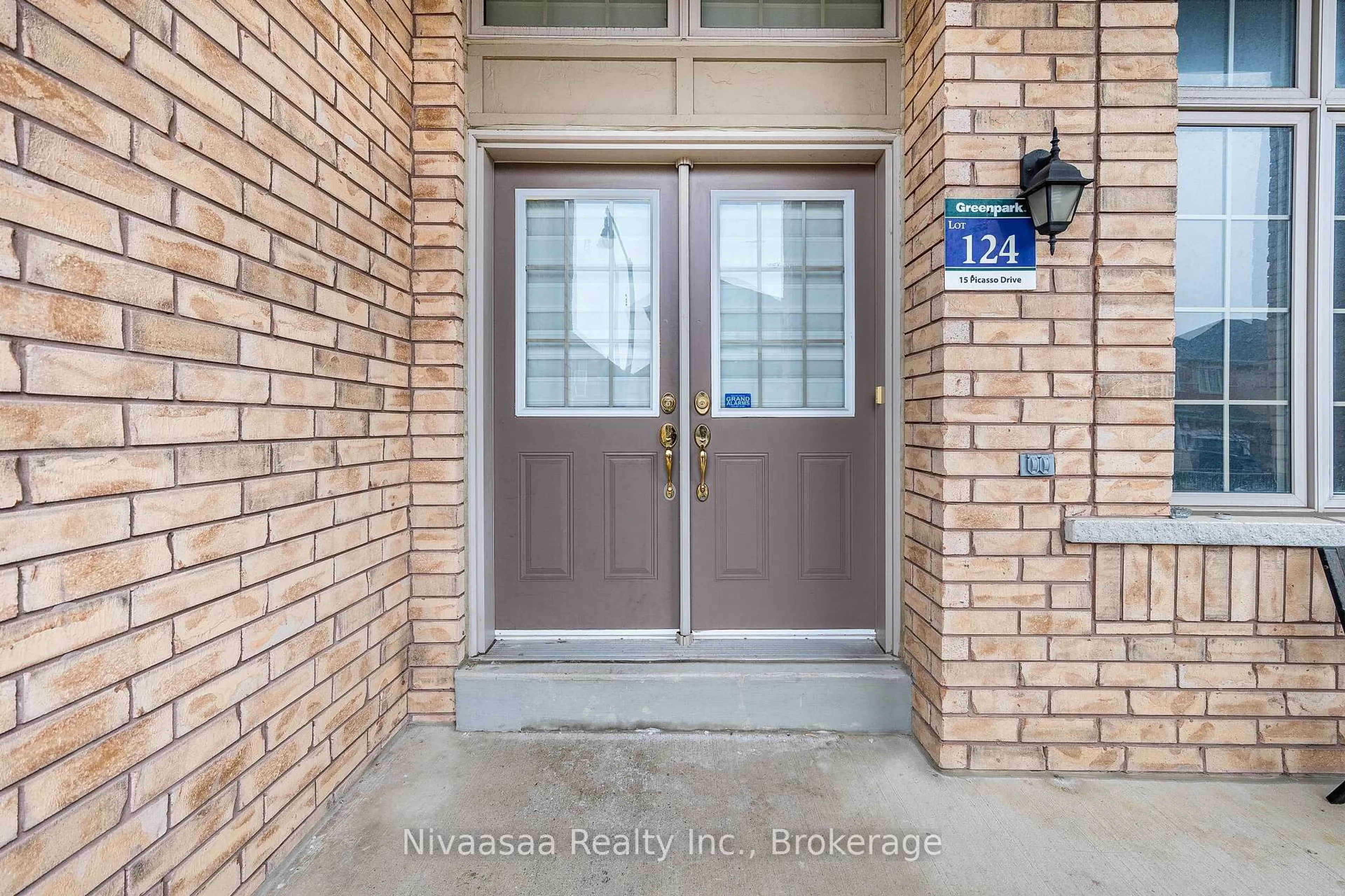Indoor entryway for 15 Picasso Dr, Brampton Ontario L6P 3L6