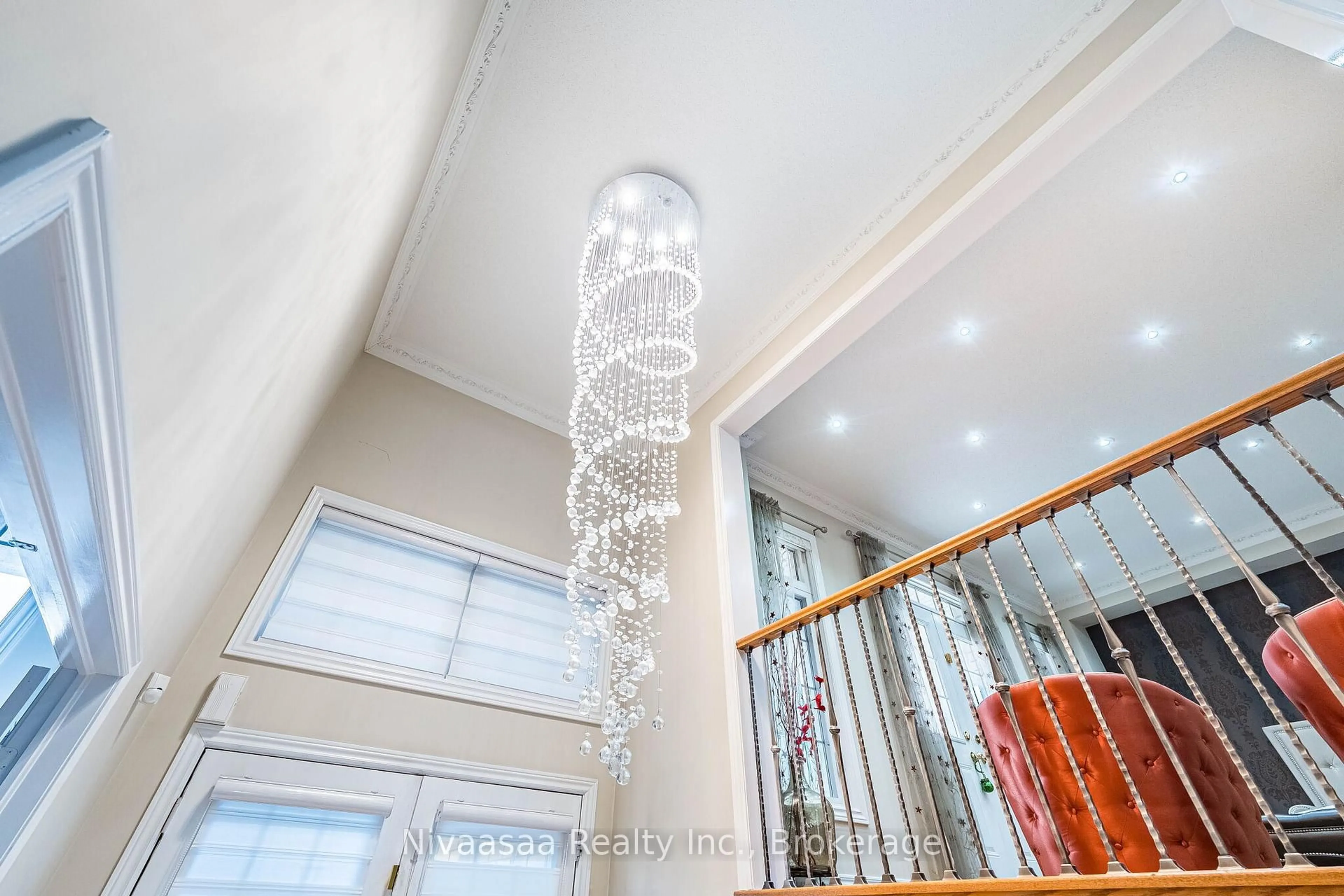 Indoor foyer for 15 Picasso Dr, Brampton Ontario L6P 3L6