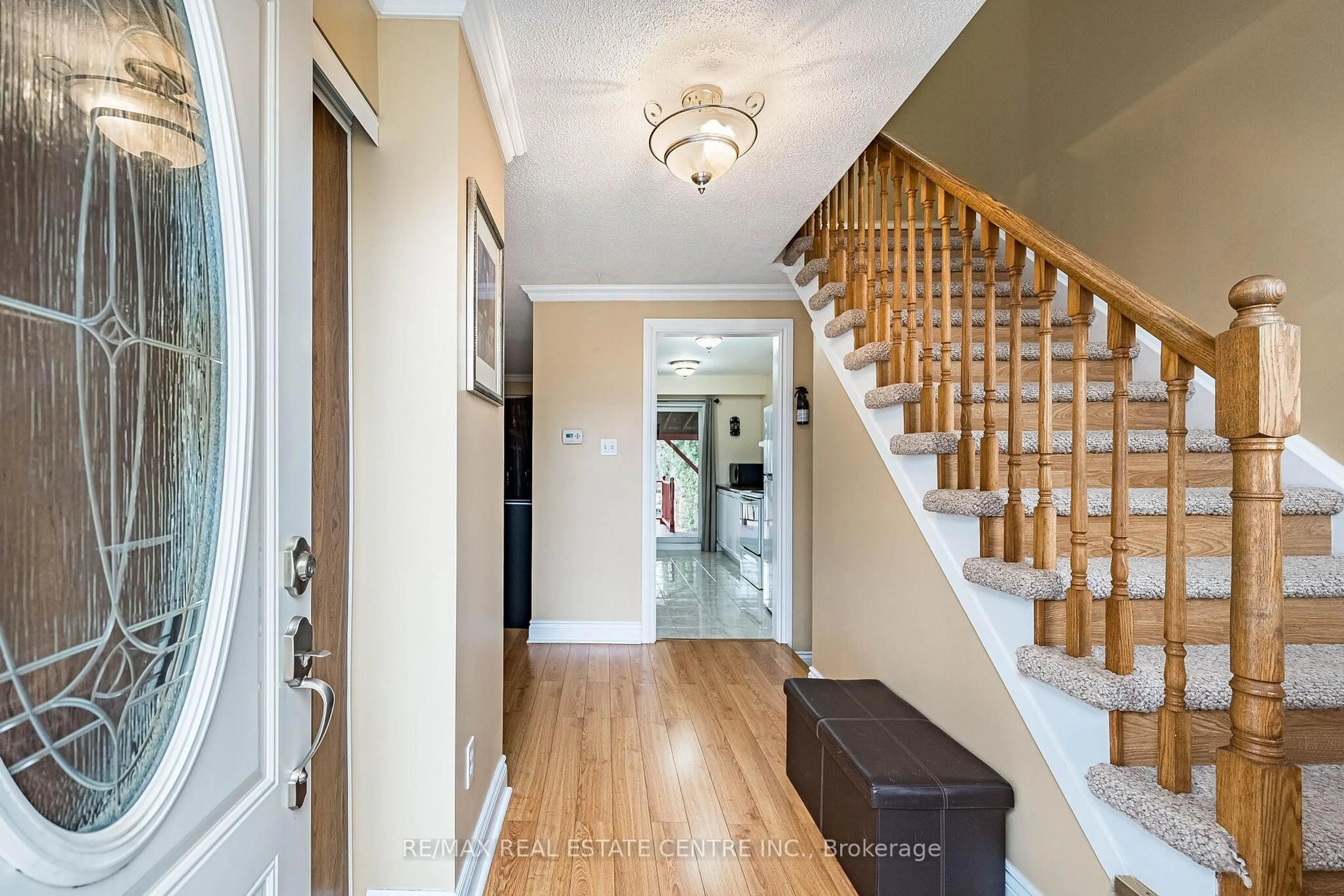 Indoor entryway for 1 Northgate Blvd, Brampton Ontario L6S 4G6