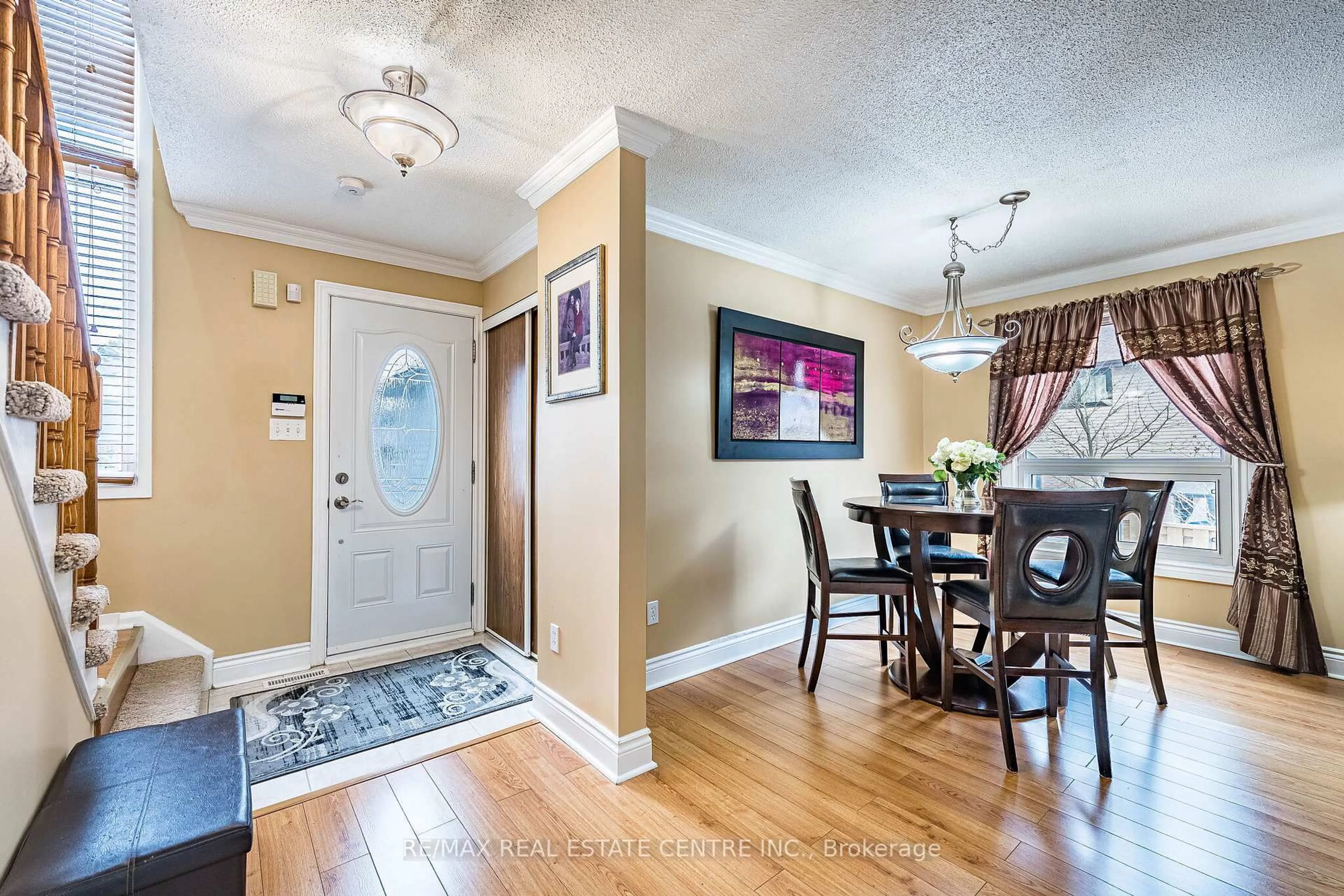 Indoor entryway for 1 Northgate Blvd, Brampton Ontario L6S 4G6