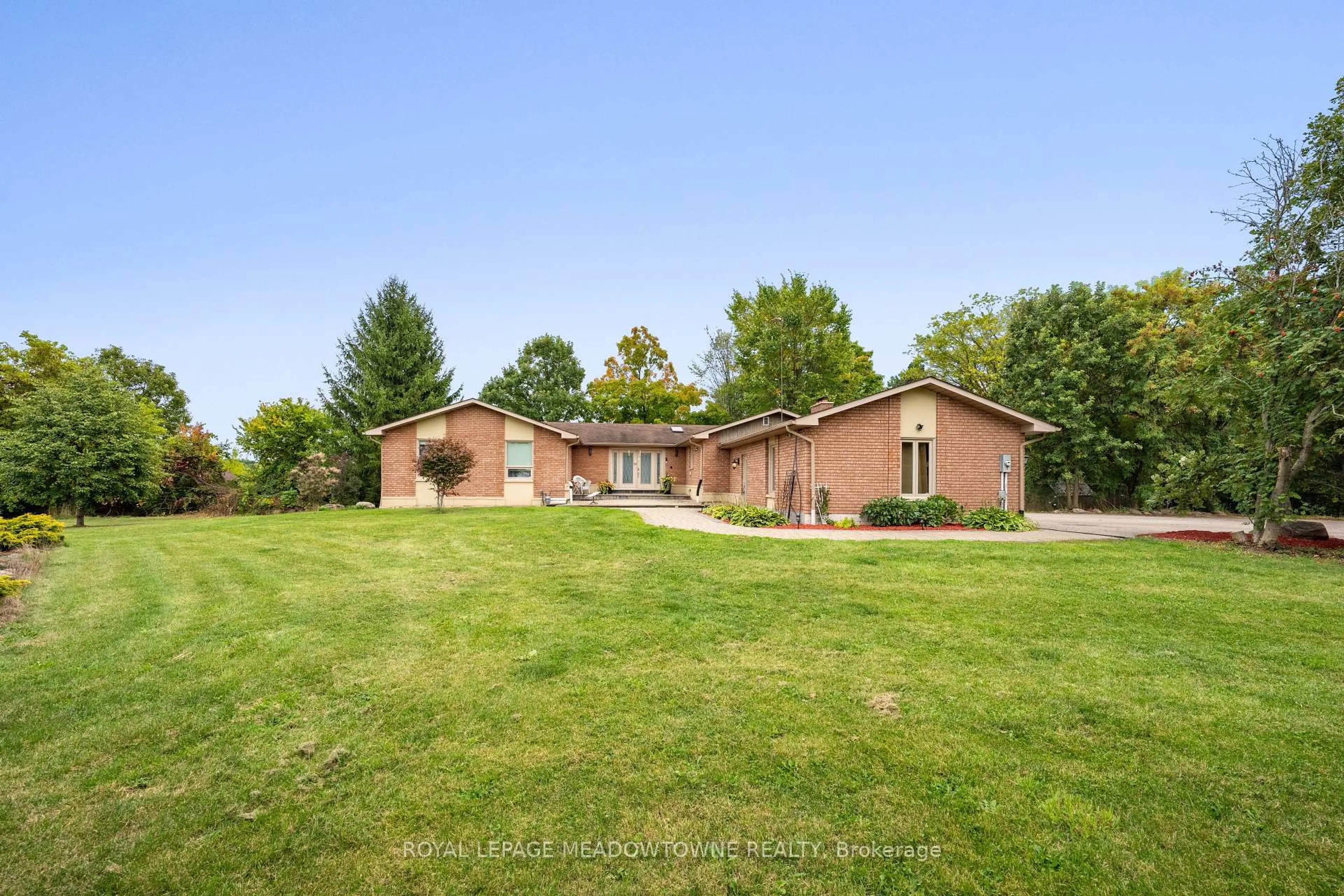 A pic from outside/outdoor area/front of a property/back of a property/a pic from drone, unknown for 1 Cassidy Lane, Caledon Ontario L7C 1P5