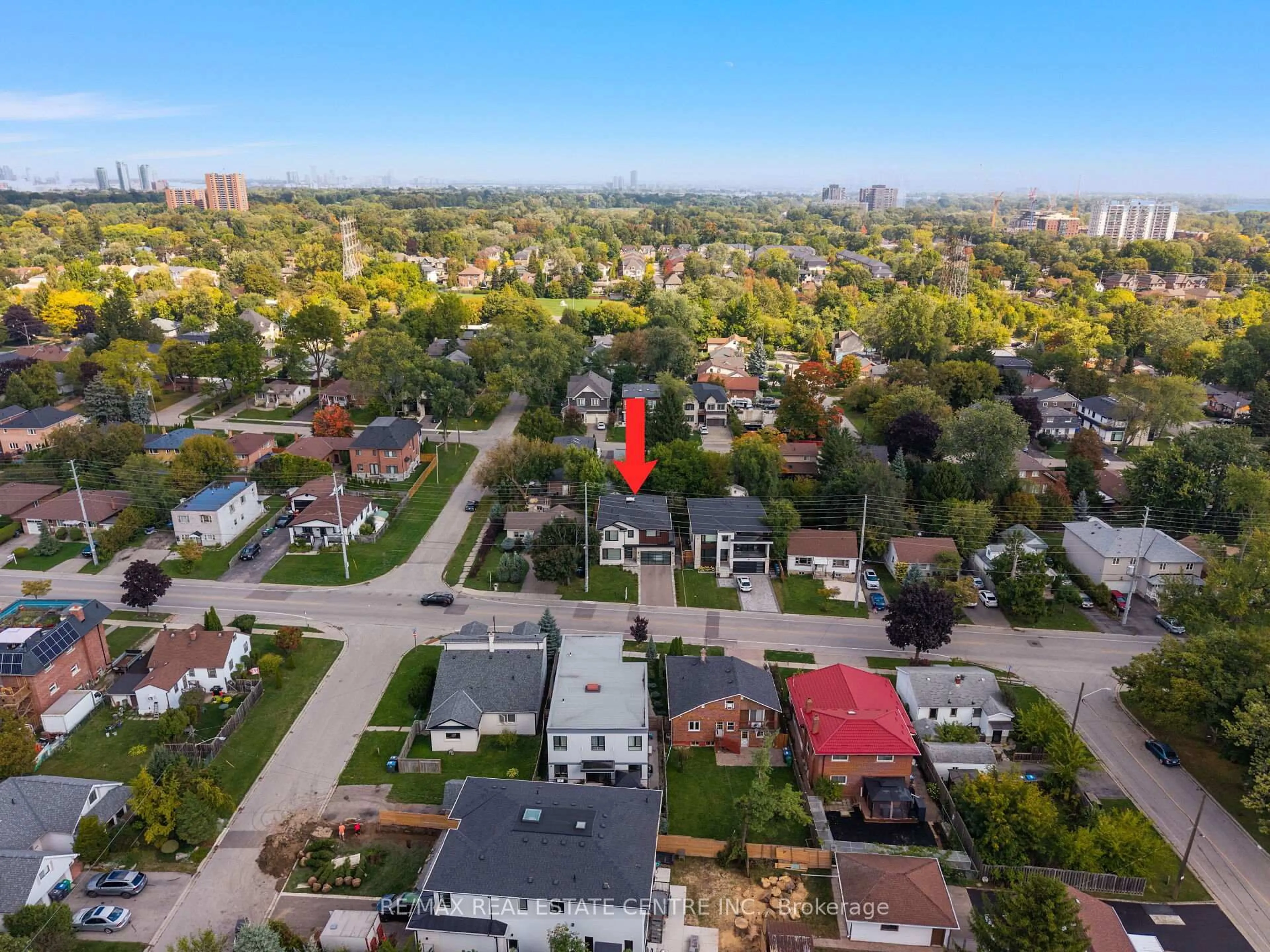 A pic from outside/outdoor area/front of a property/back of a property/a pic from drone, unknown for 1181 Ogden Ave, Mississauga Ontario L5E 2G8