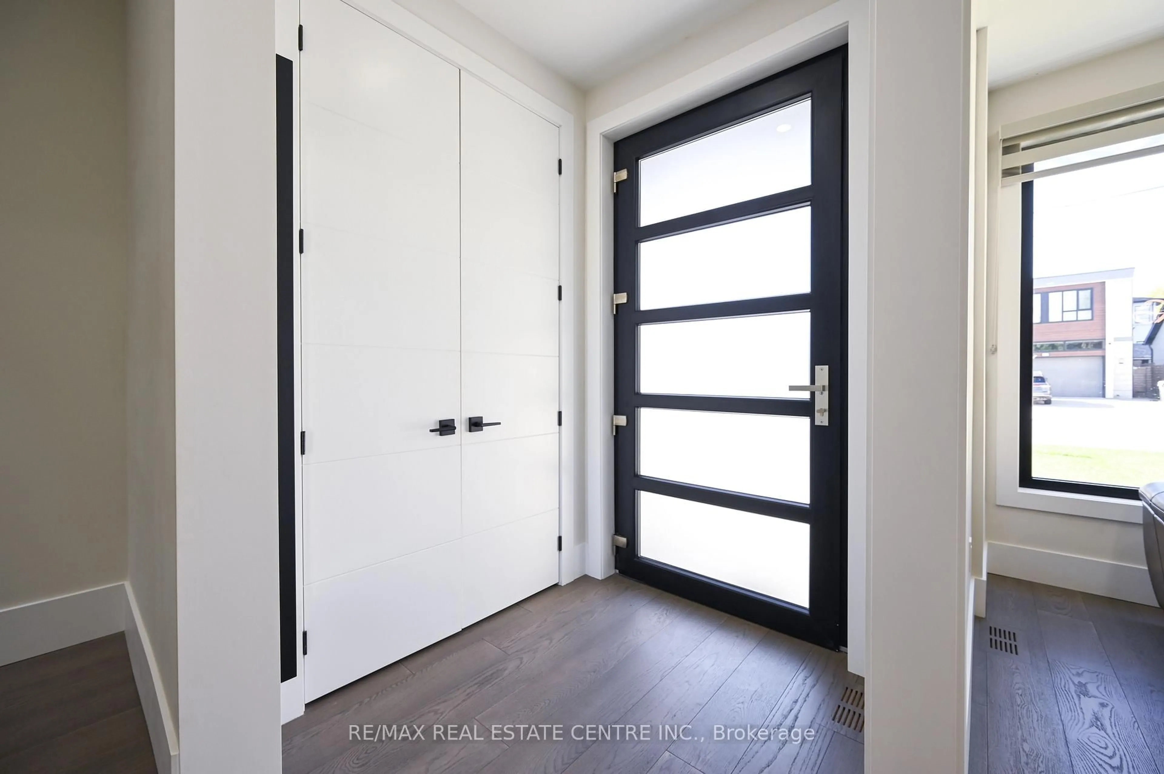 Indoor entryway for 1181 Ogden Ave, Mississauga Ontario L5E 2G8