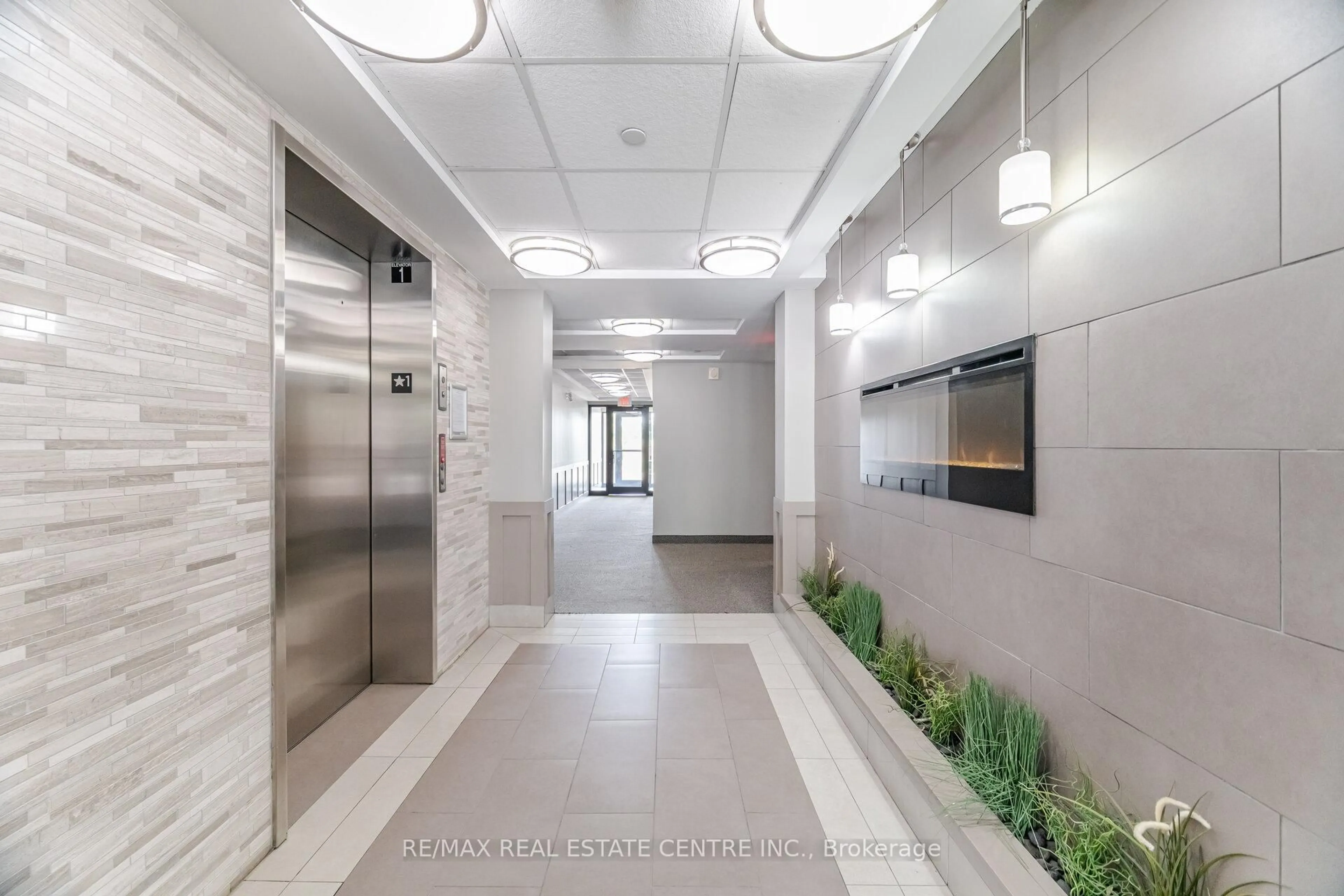 Indoor foyer for 1005 Nadalin Hts #203, Milton Ontario L9T 8R4