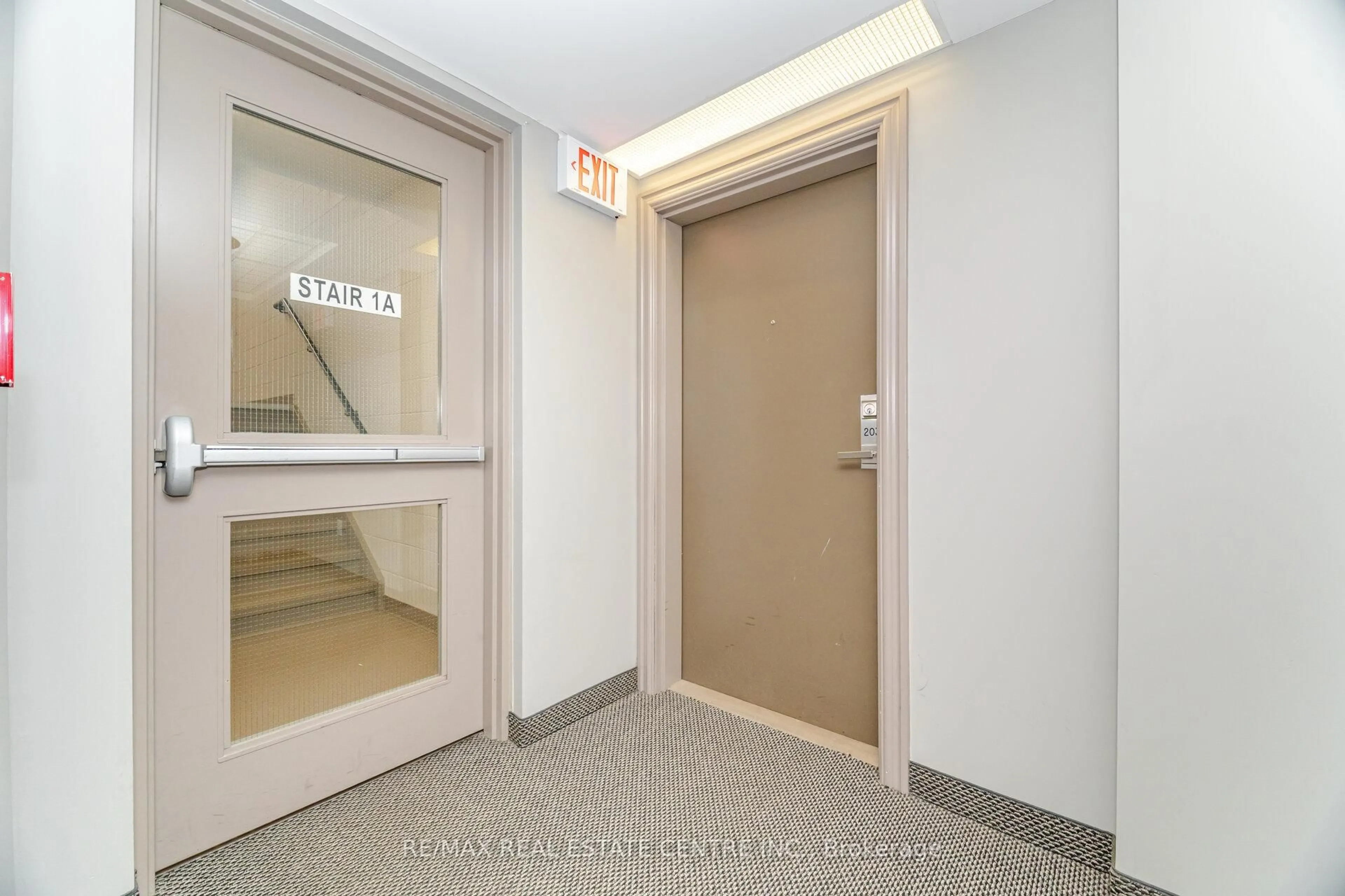 Indoor foyer for 1005 Nadalin Hts #203, Milton Ontario L9T 8R4