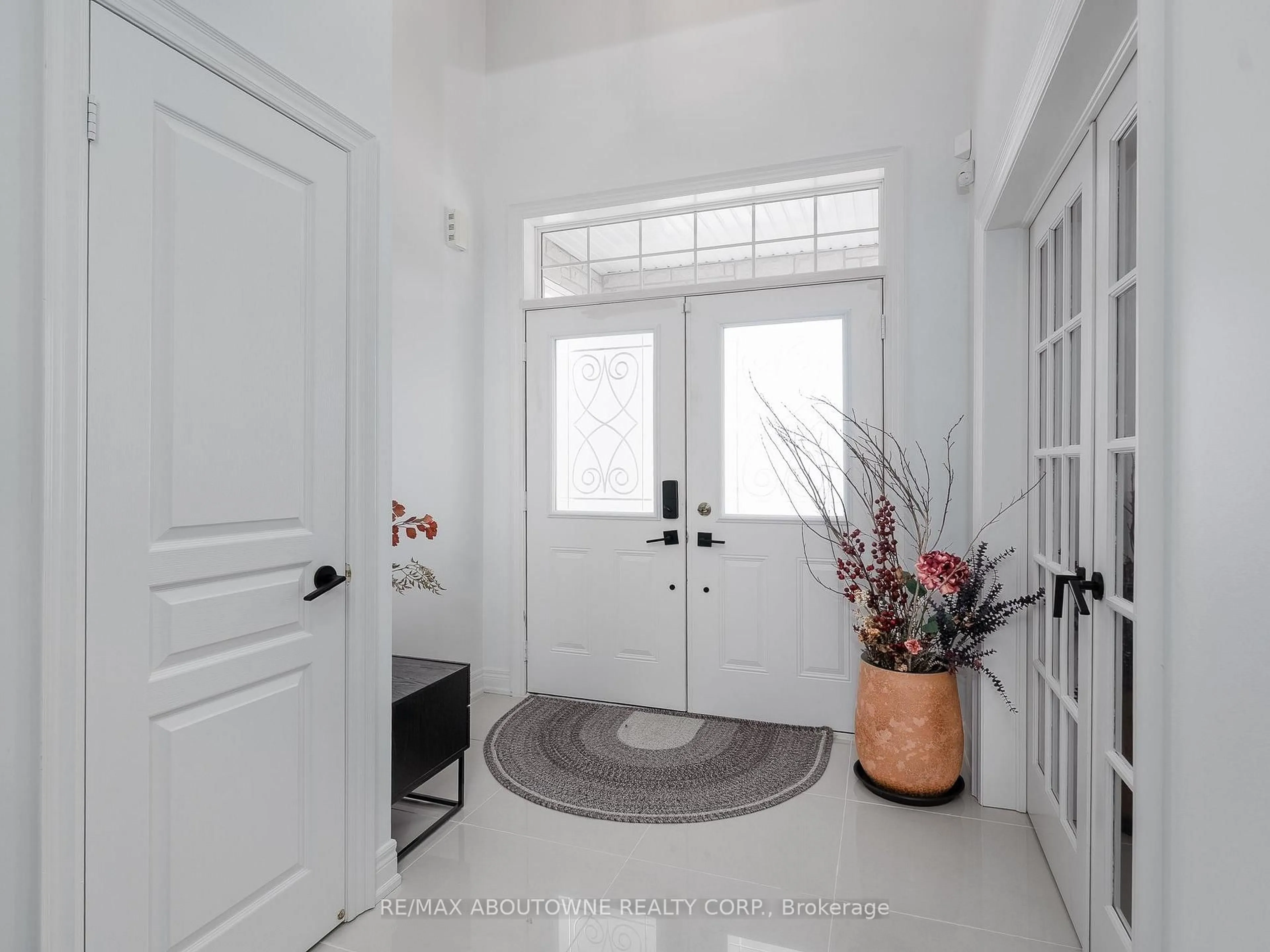 Indoor entryway for 591 Hidden Trail, Oakville Ontario L6M 0N3
