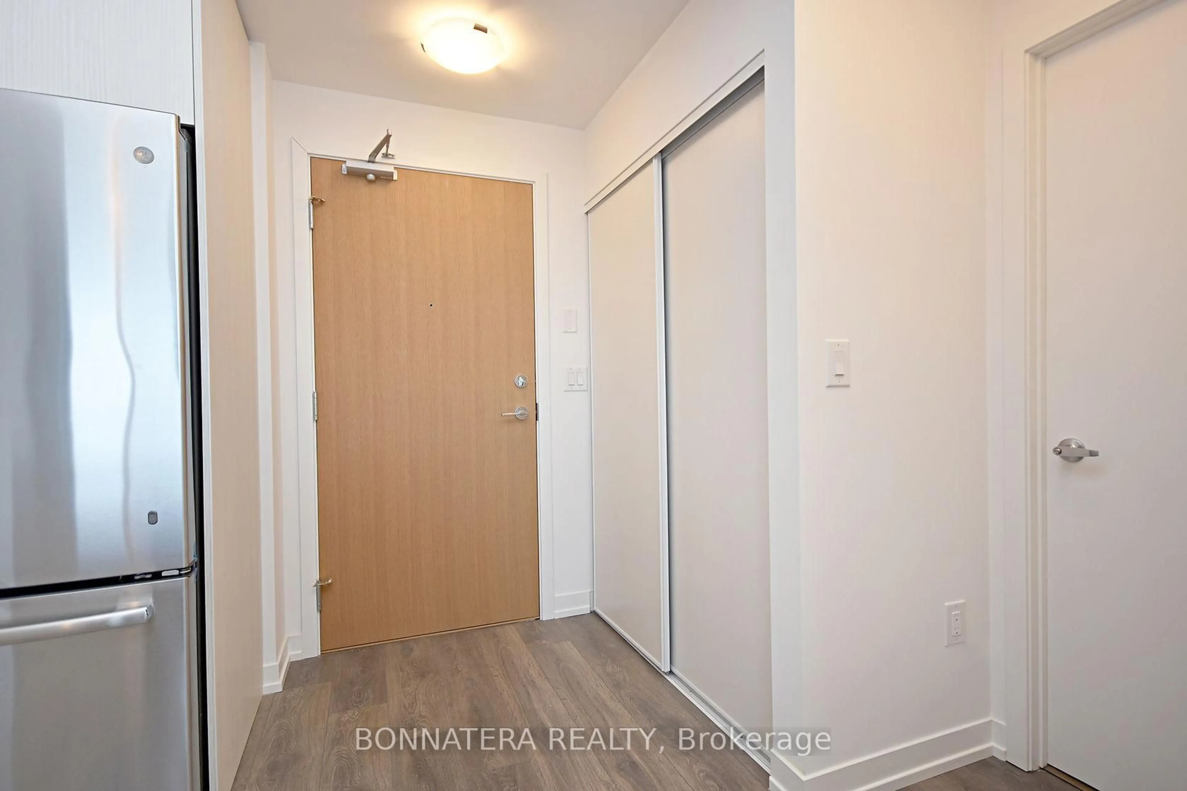 Indoor entryway for 2520 Eglinton Ave #1613, Mississauga Ontario L5M 0Y4
