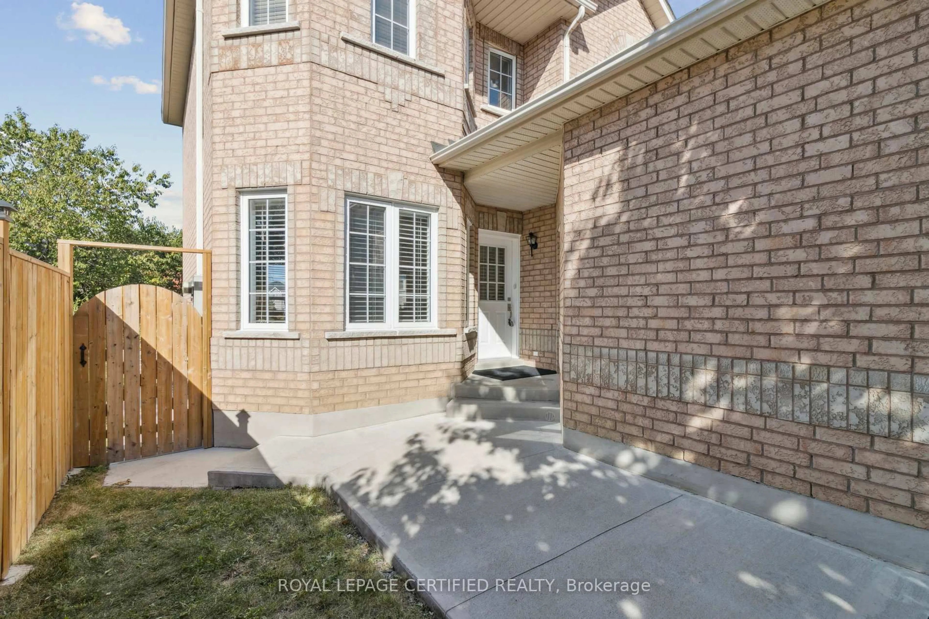 Home with brick exterior material, street for 530 Driftcurrent Dr #1, Mississauga Ontario L4Z 4G2
