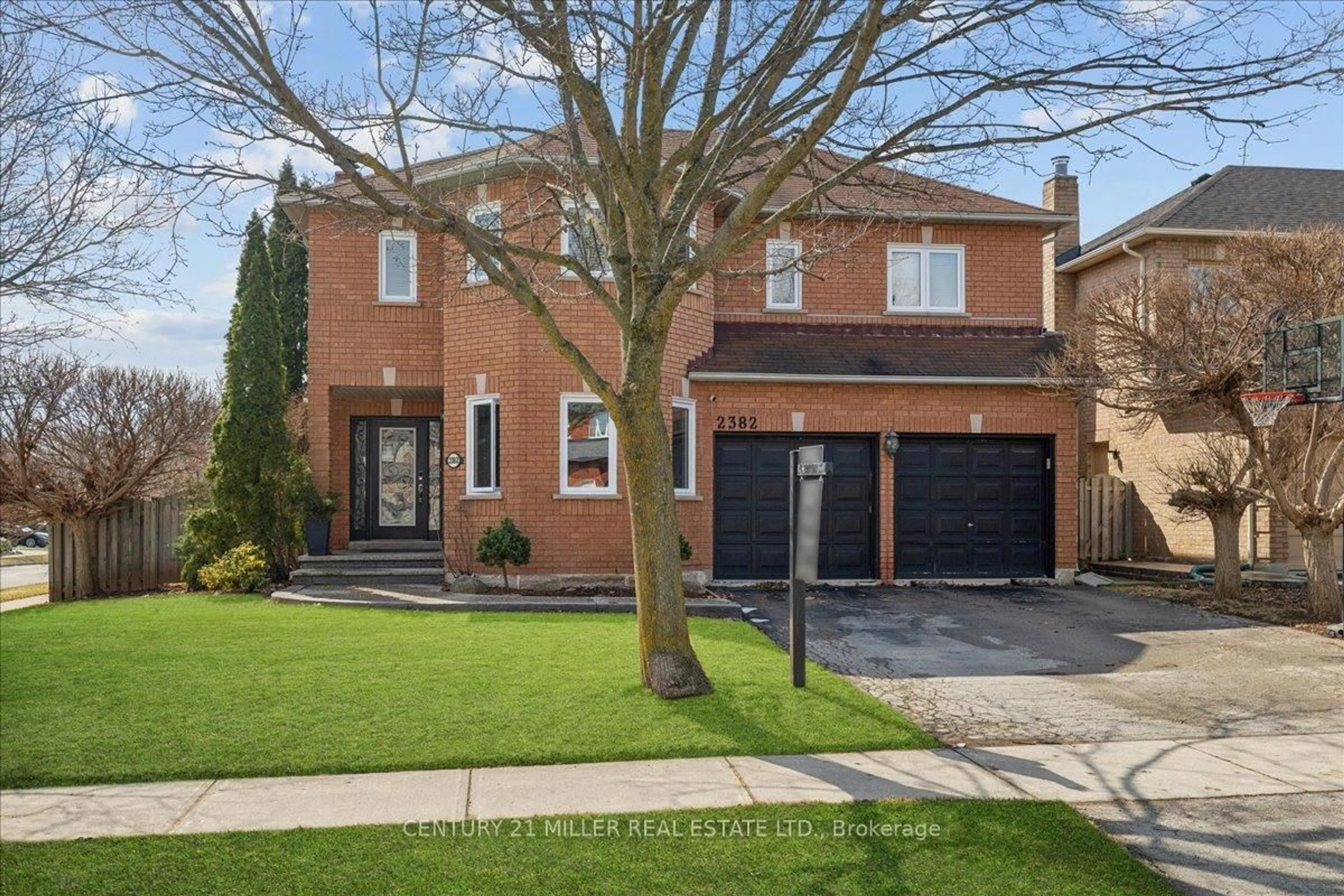 Home with brick exterior material, street for 2382 Towne Blvd, Oakville Ontario L6H 5X6