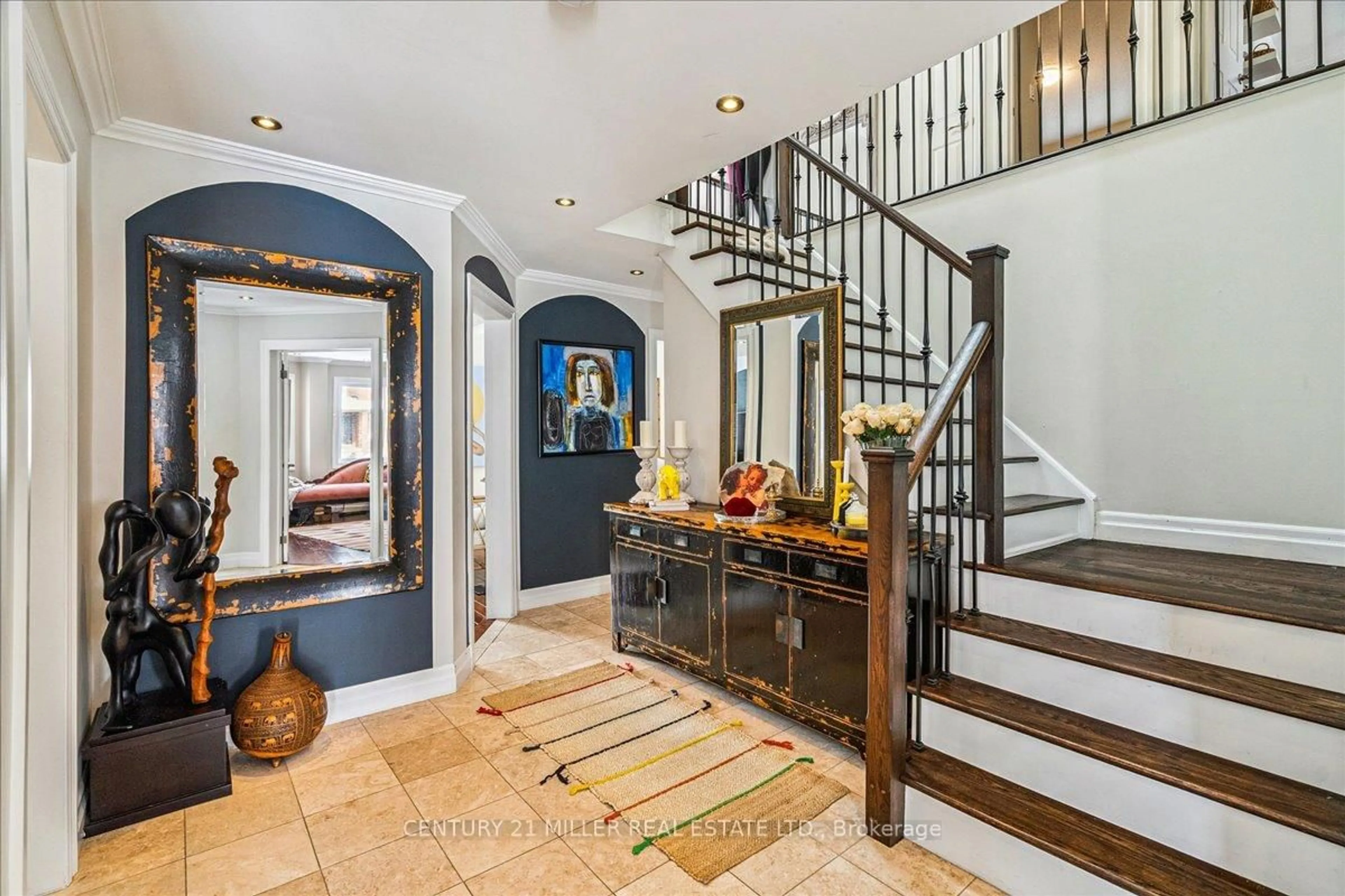 Indoor entryway for 2382 Towne Blvd, Oakville Ontario L6H 5X6