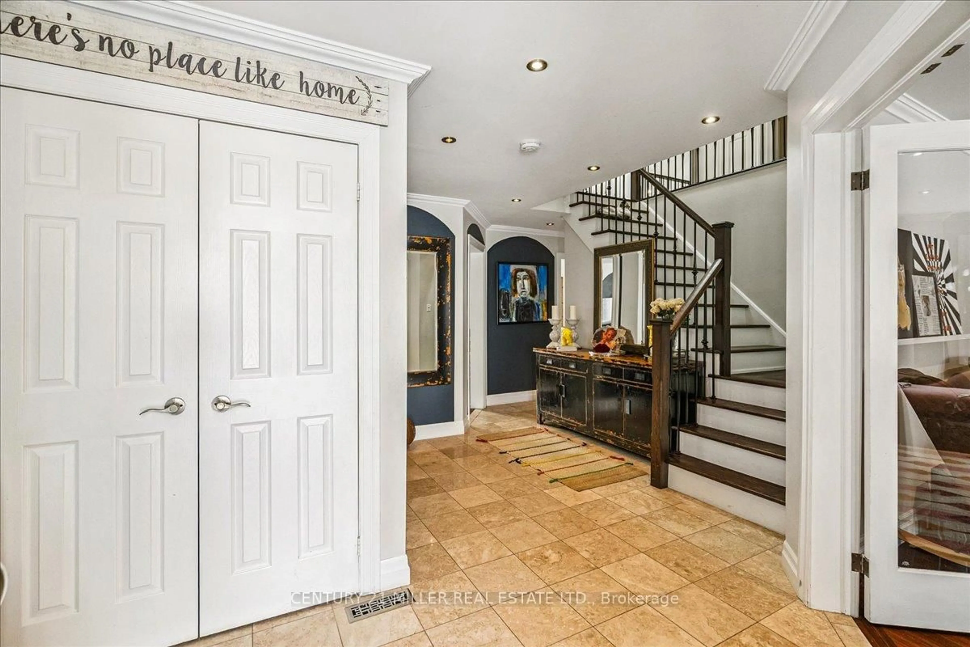 Indoor entryway for 2382 Towne Blvd, Oakville Ontario L6H 5X6