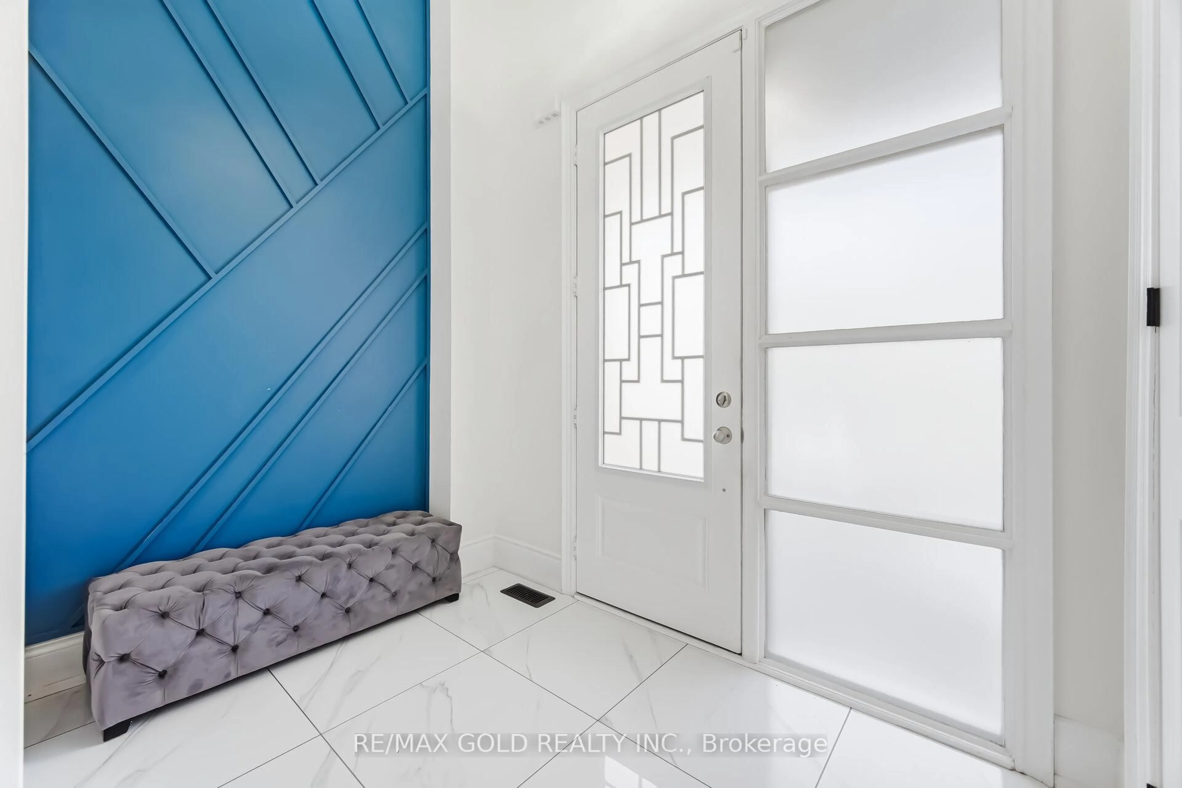 Indoor entryway for 37 Midmorning Rd, Brampton Ontario L6X 5R5