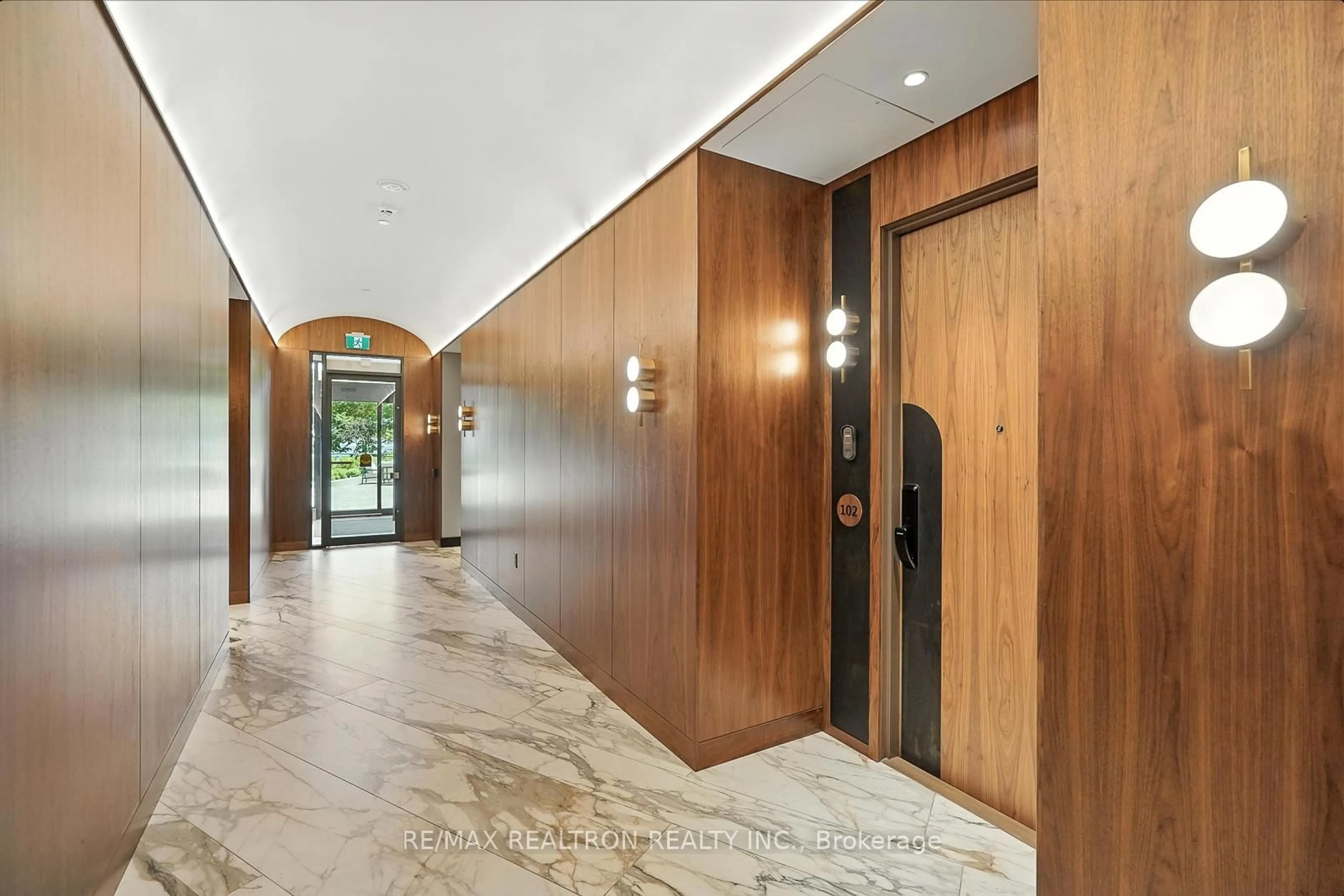 Indoor foyer for 55 Port St #102, Mississauga Ontario L5A 4P3