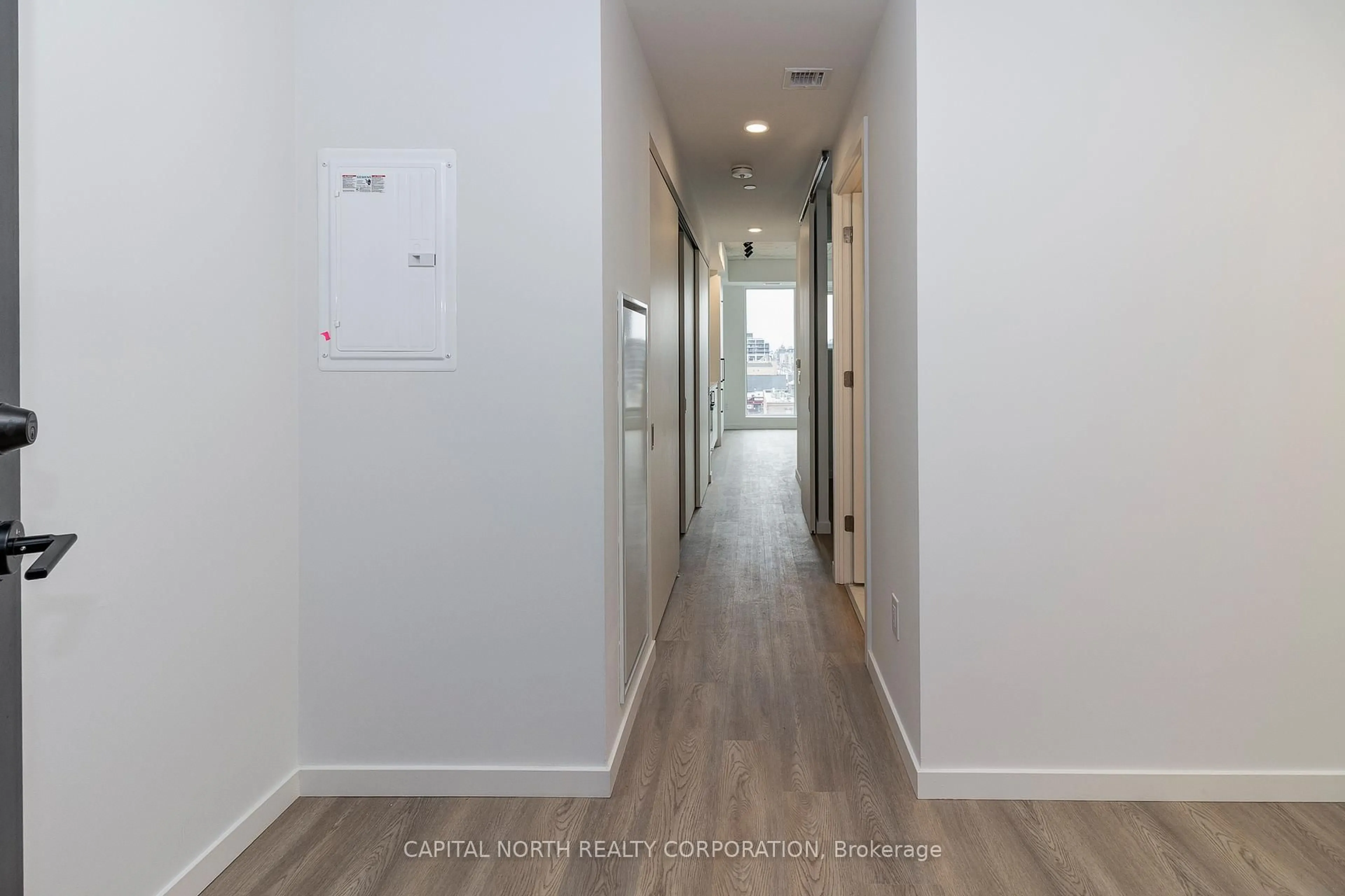 Indoor entryway for 689 The Queensway #709, Toronto Ontario M8Y 0C8