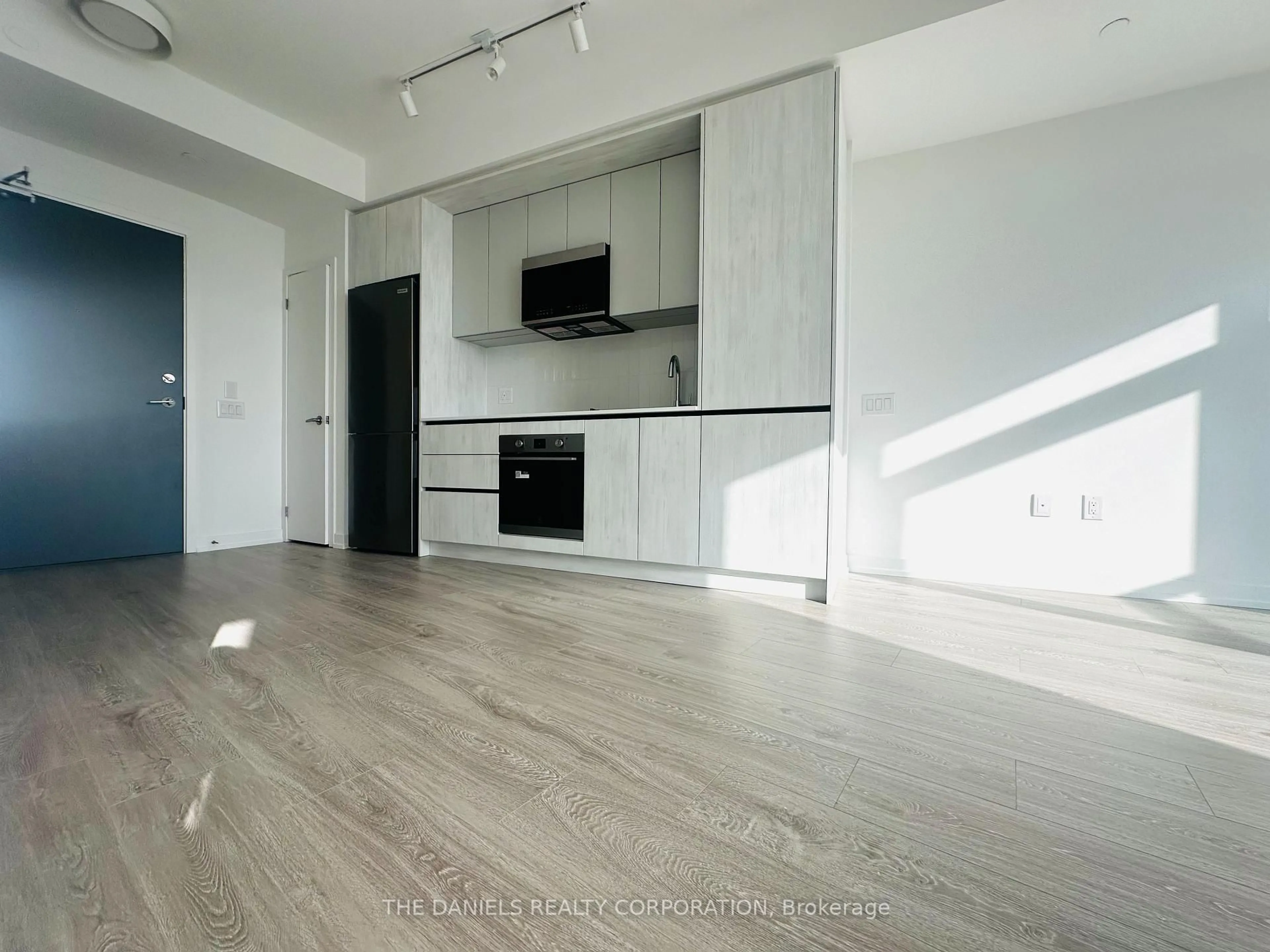 Open concept kitchen, wood/laminate floor for 2485 Eglinton Ave #1222, Mississauga Ontario L5M 2T1