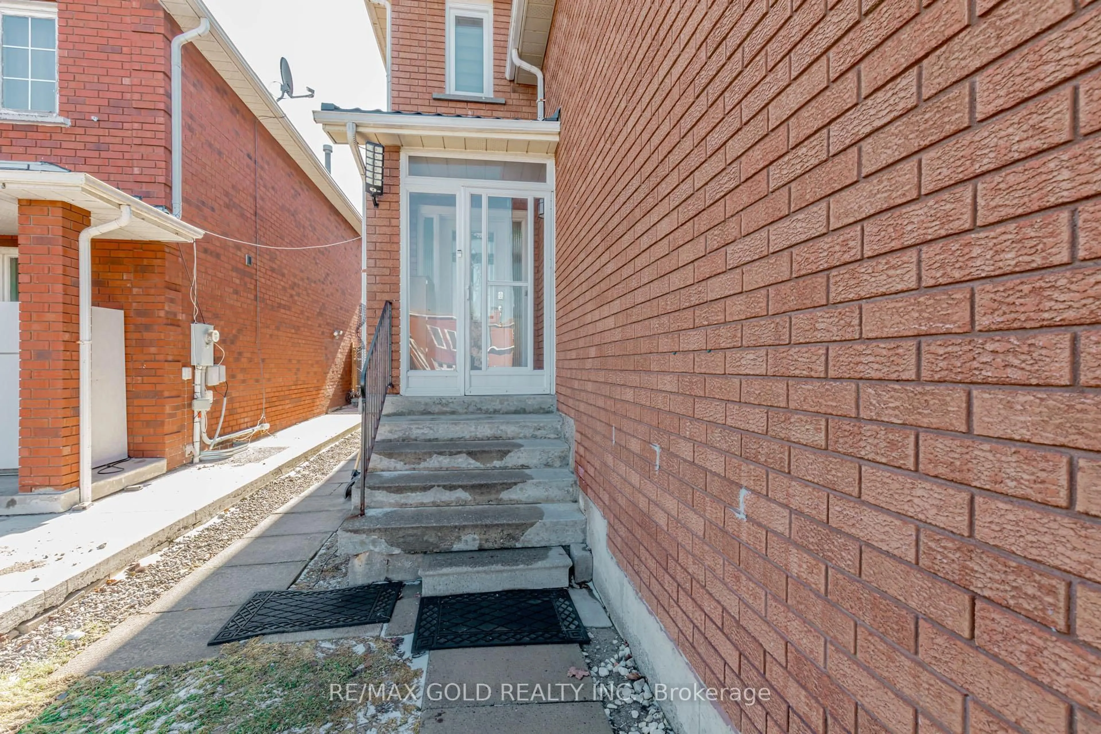 Stairs for 61 Kingknoll Dr, Brampton Ontario L6Y 3G6