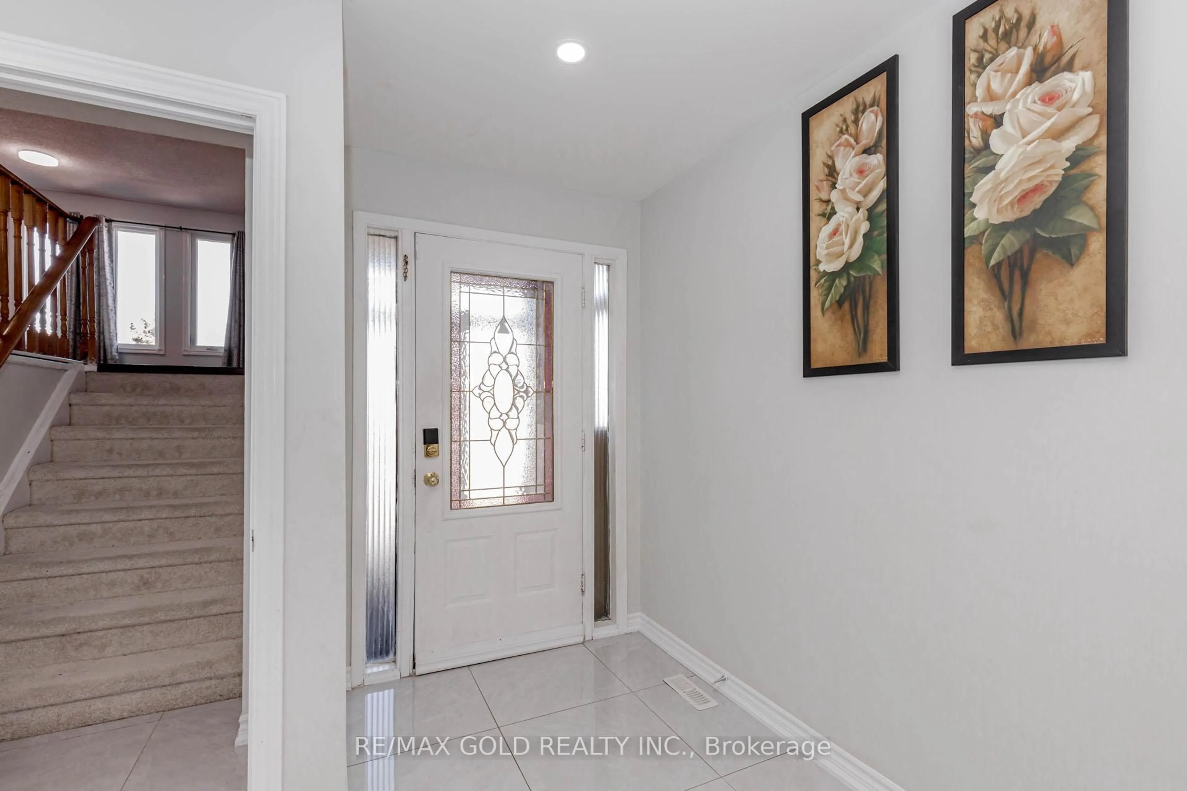 Indoor entryway for 61 Kingknoll Dr, Brampton Ontario L6Y 3G6