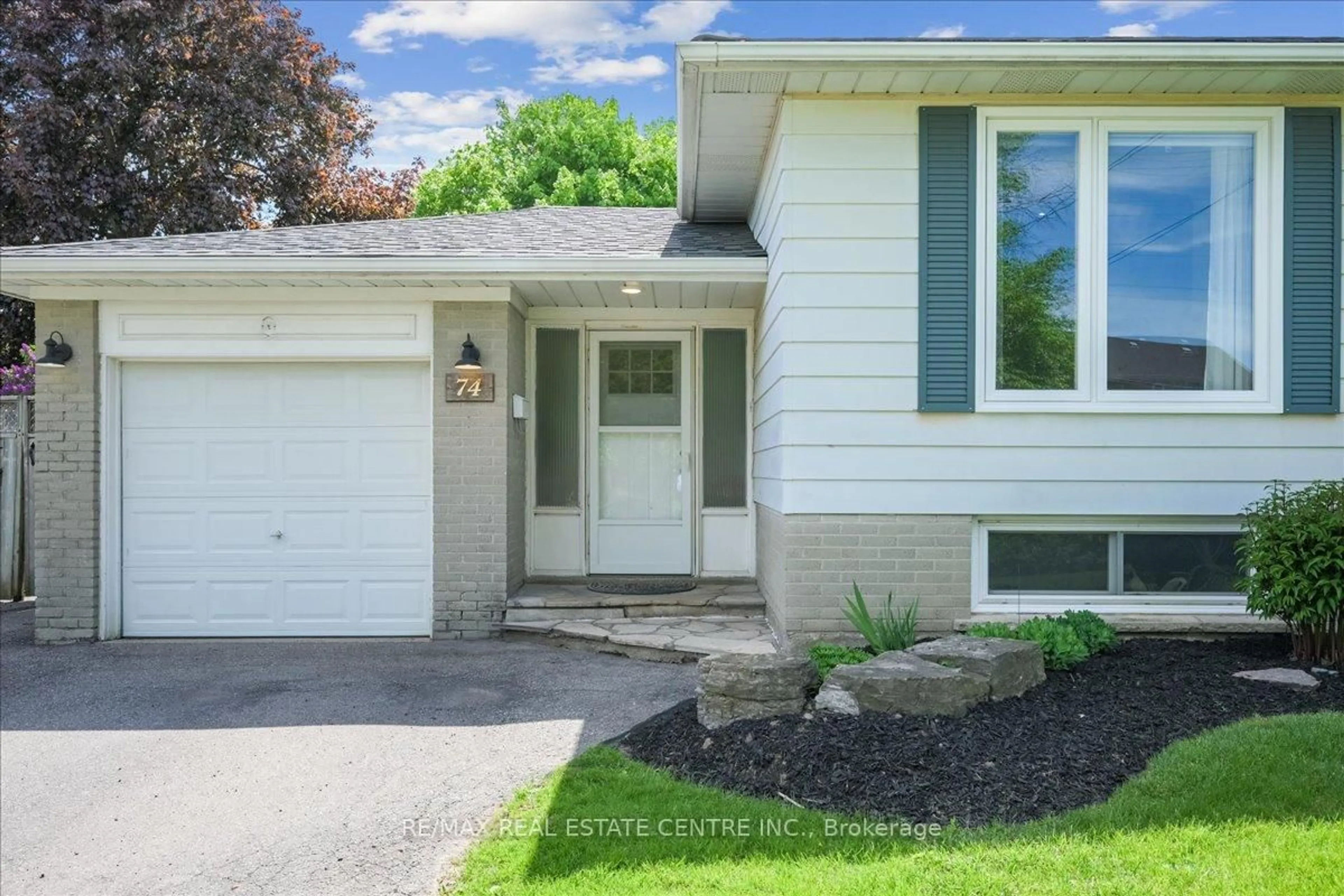 Home with vinyl exterior material, street for 74 Mountainview Rd, Halton Hills Ontario L7G 4K5