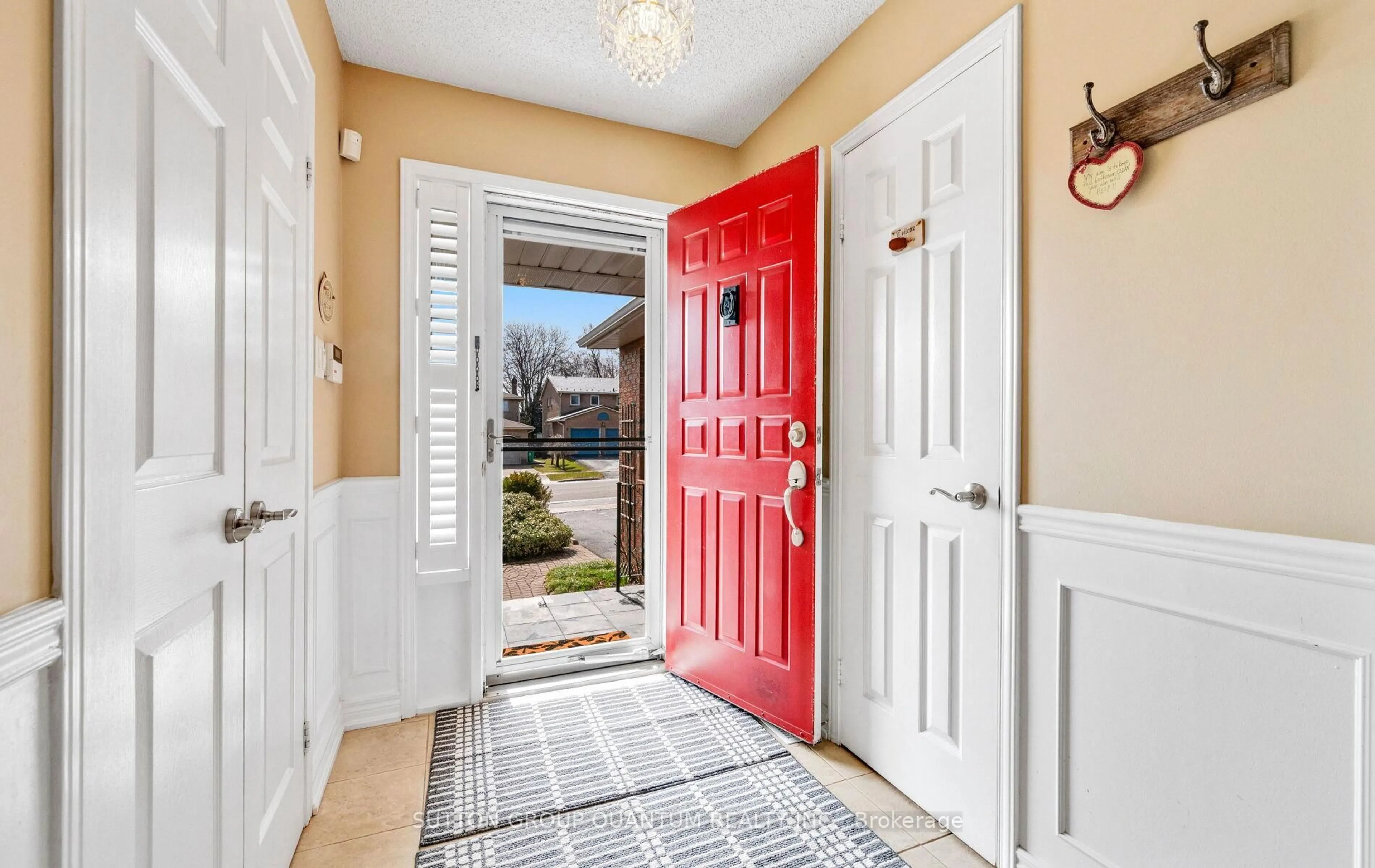 Indoor entryway for 2113 Folkway Dr, Mississauga Ontario L5L 3G3