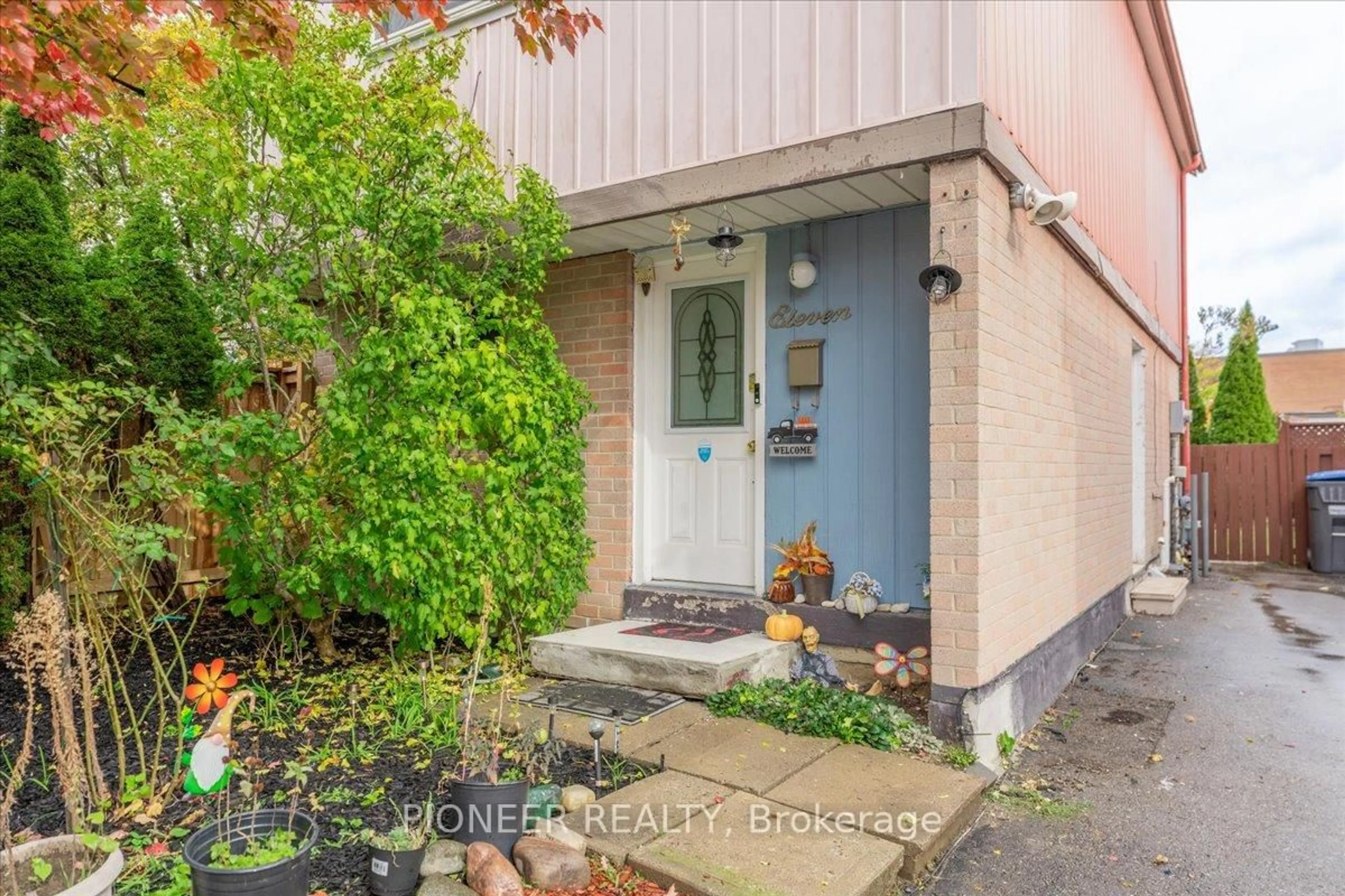 Indoor entryway for 11 Great Oak Crt, Brampton Ontario L6S 2J9