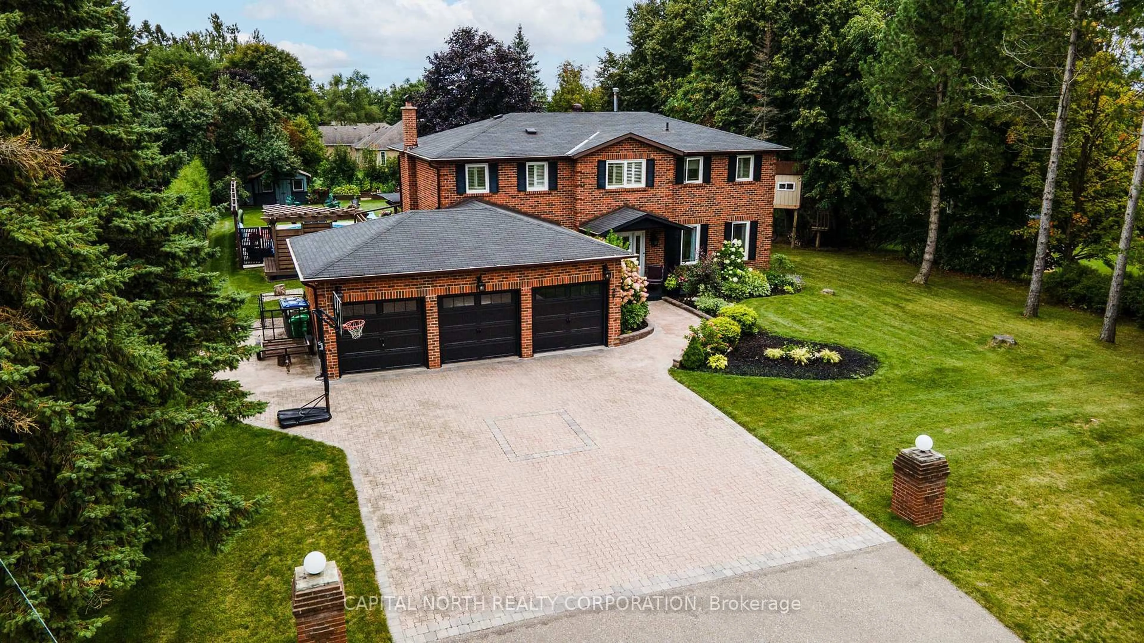A pic from outside/outdoor area/front of a property/back of a property/a pic from drone, street for 29 Hayleyvale Rd, Caledon Ontario L7K 0X5
