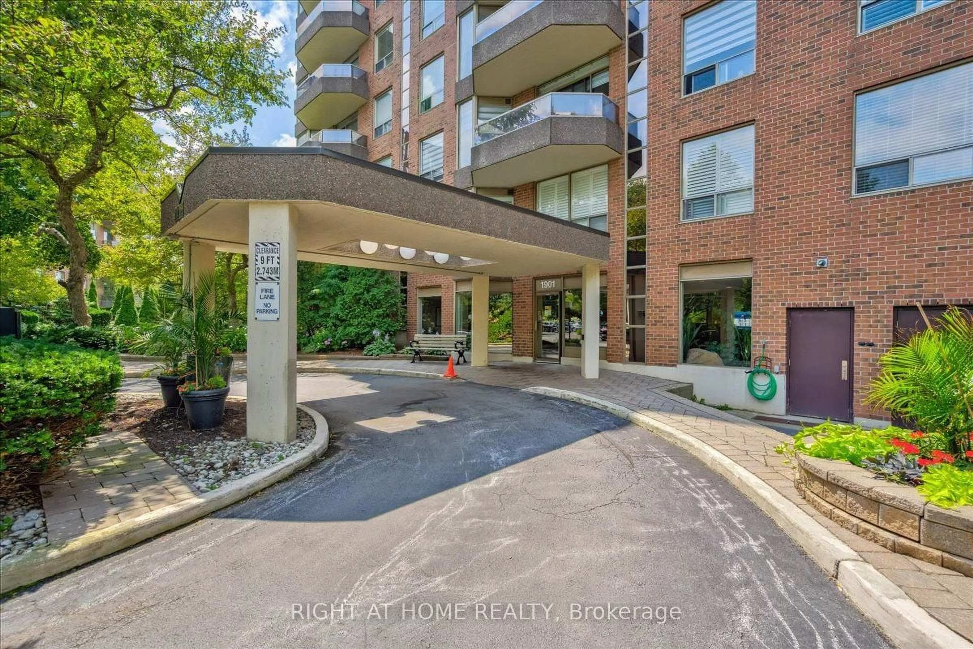 Indoor foyer for 1901 Pilgrims Way #702, Oakville Ontario L6M 2W9