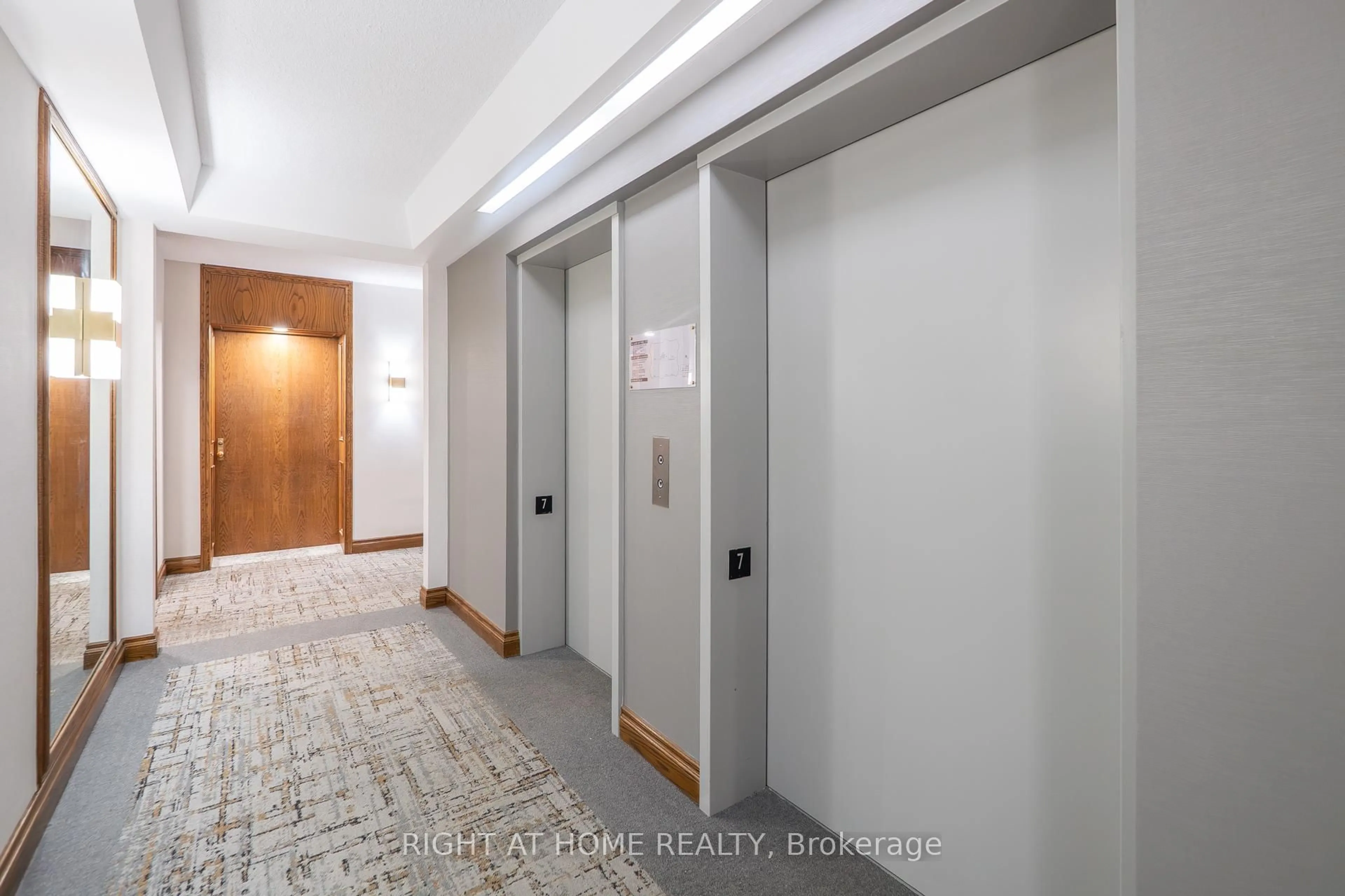 Indoor foyer for 1901 Pilgrims Way #702, Oakville Ontario L6M 2W9