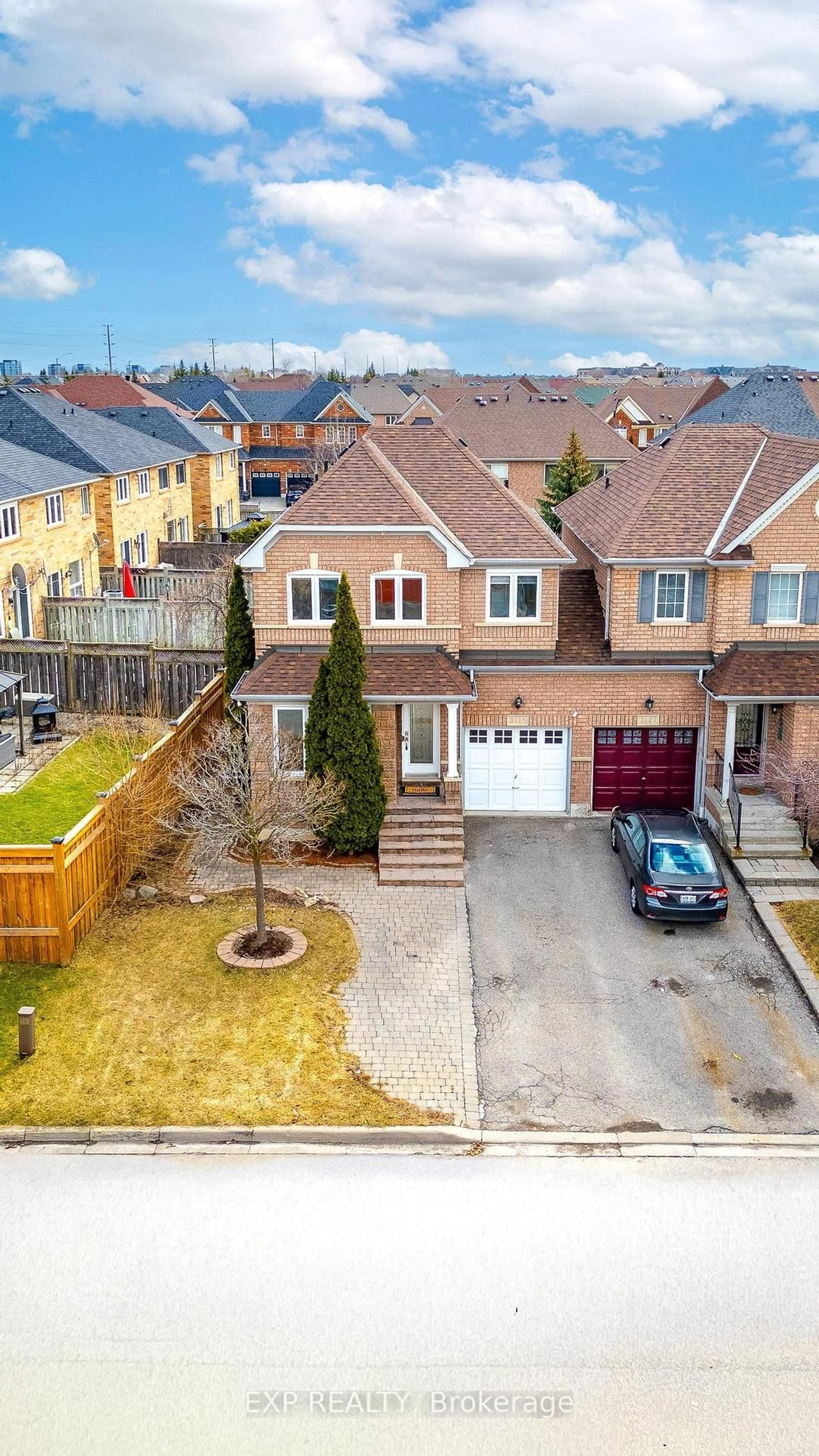 A pic from outside/outdoor area/front of a property/back of a property/a pic from drone, street for 3125 Caulfield Cres, Mississauga Ontario L5M 6J8