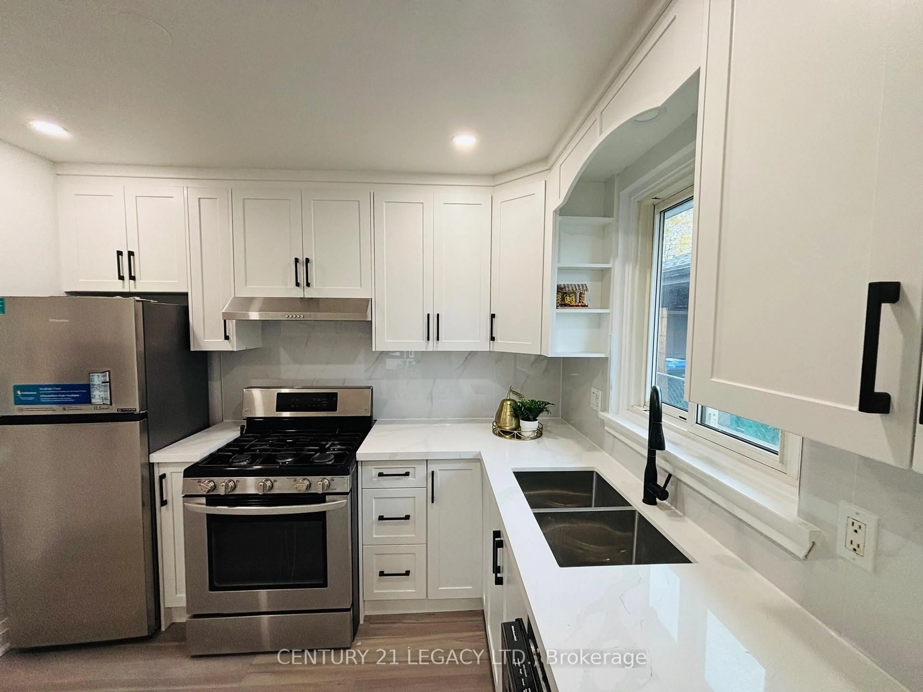 Open concept kitchen, unknown for 26 Epsom Downs Dr, Brampton Ontario L6T 1Y8