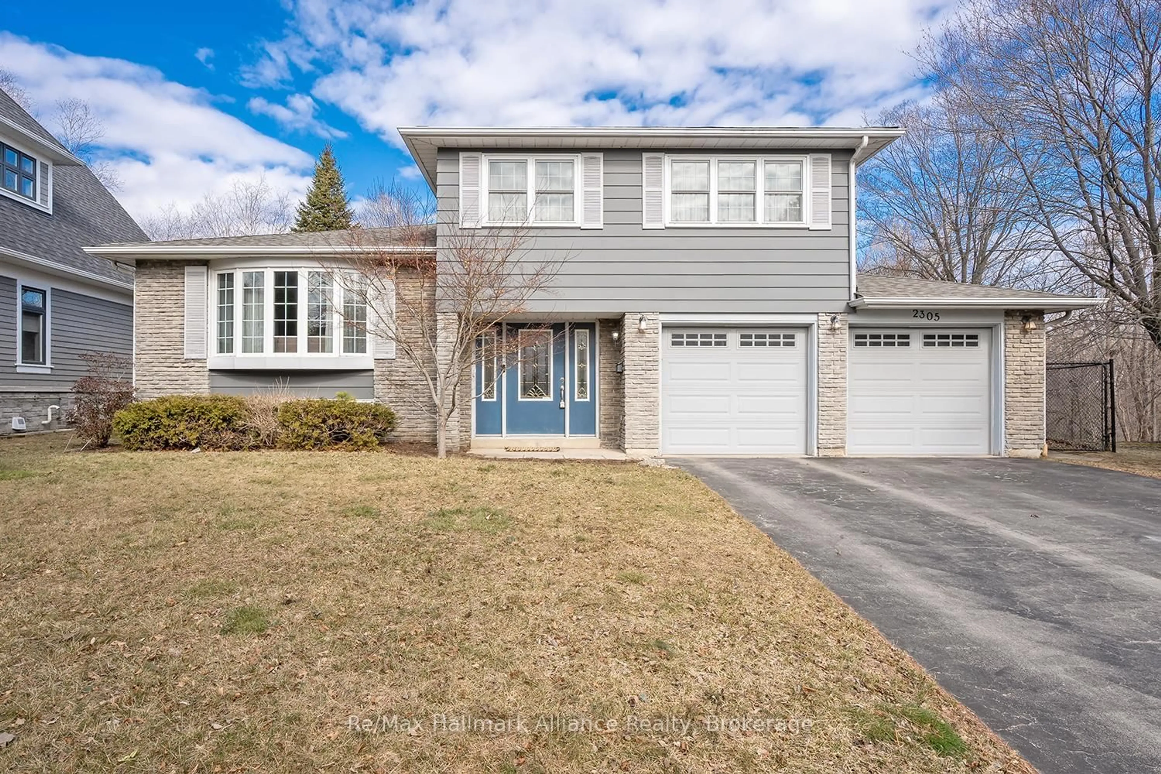 Home with vinyl exterior material, street for 2305 Devon Rd, Oakville Ontario L6J 5R2