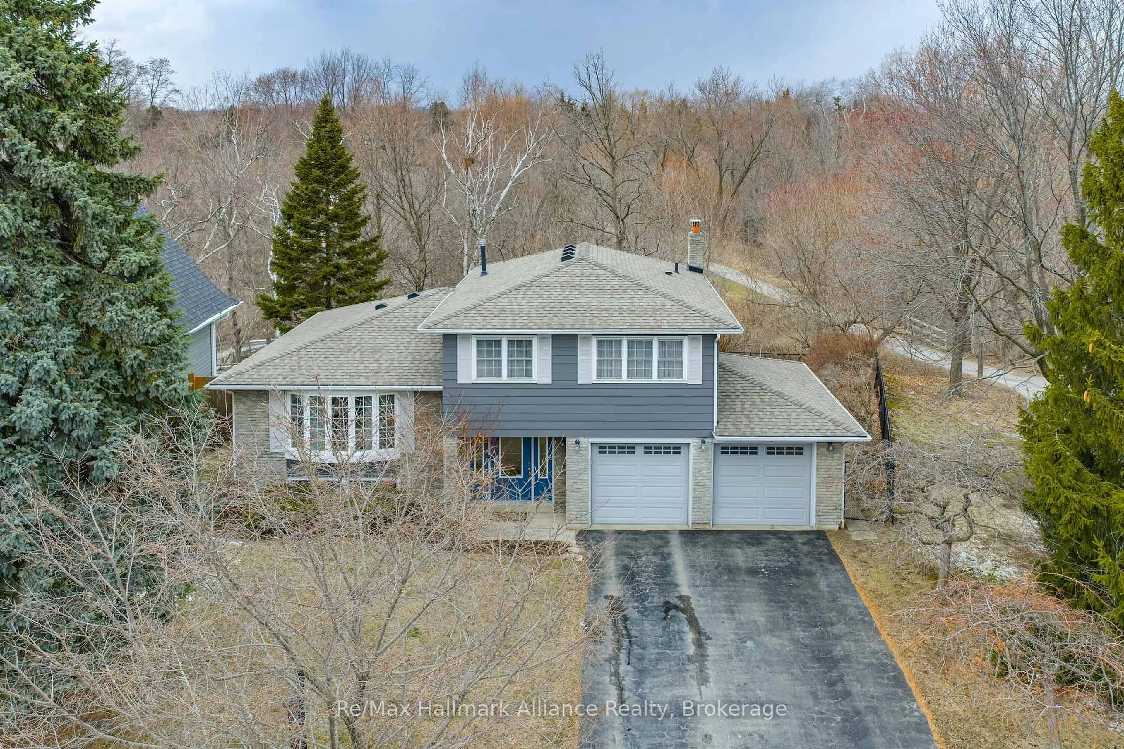 A pic from outside/outdoor area/front of a property/back of a property/a pic from drone, street for 2305 Devon Rd, Oakville Ontario L6J 5R2