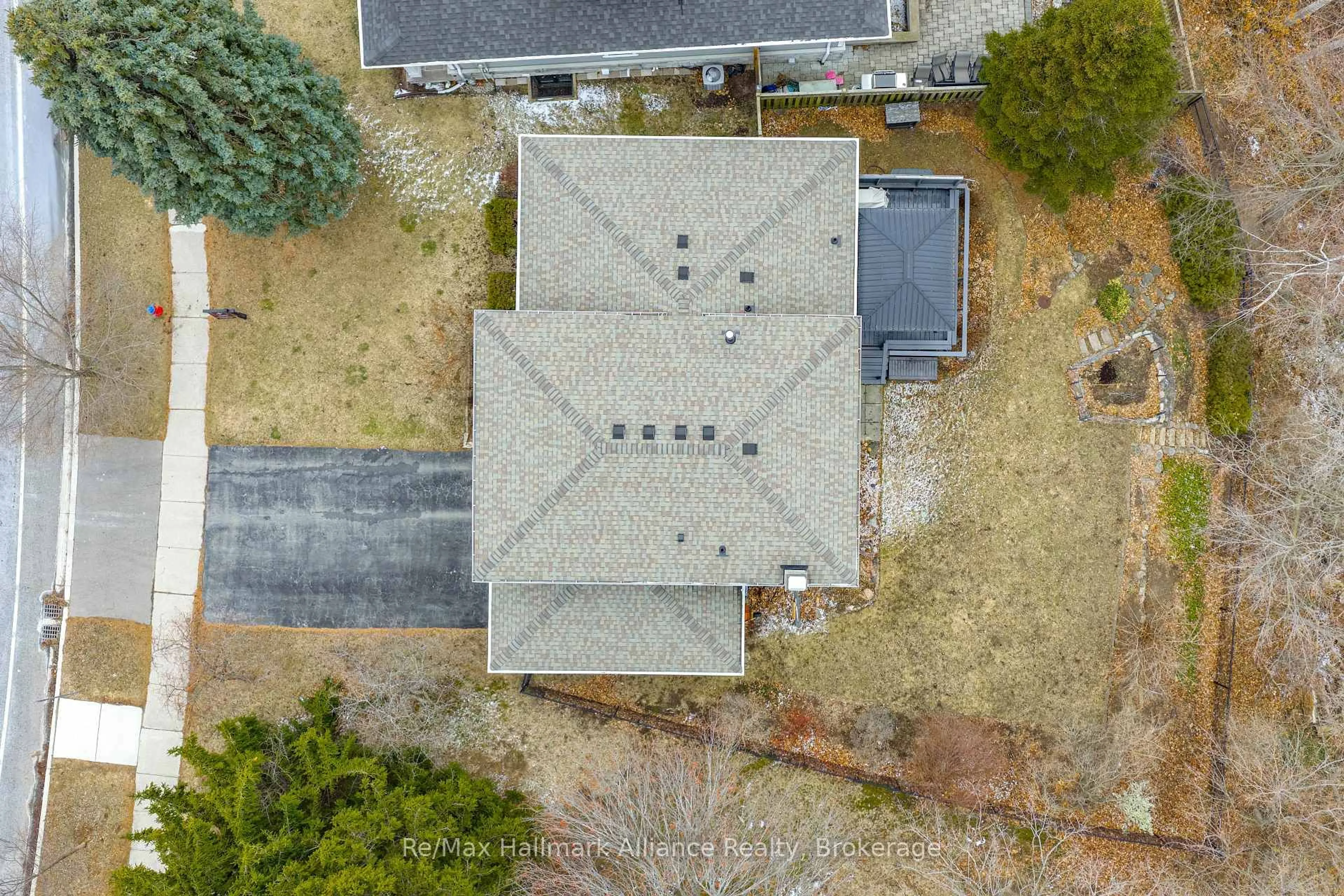 A pic from outside/outdoor area/front of a property/back of a property/a pic from drone, building for 2305 Devon Rd, Oakville Ontario L6J 5R2