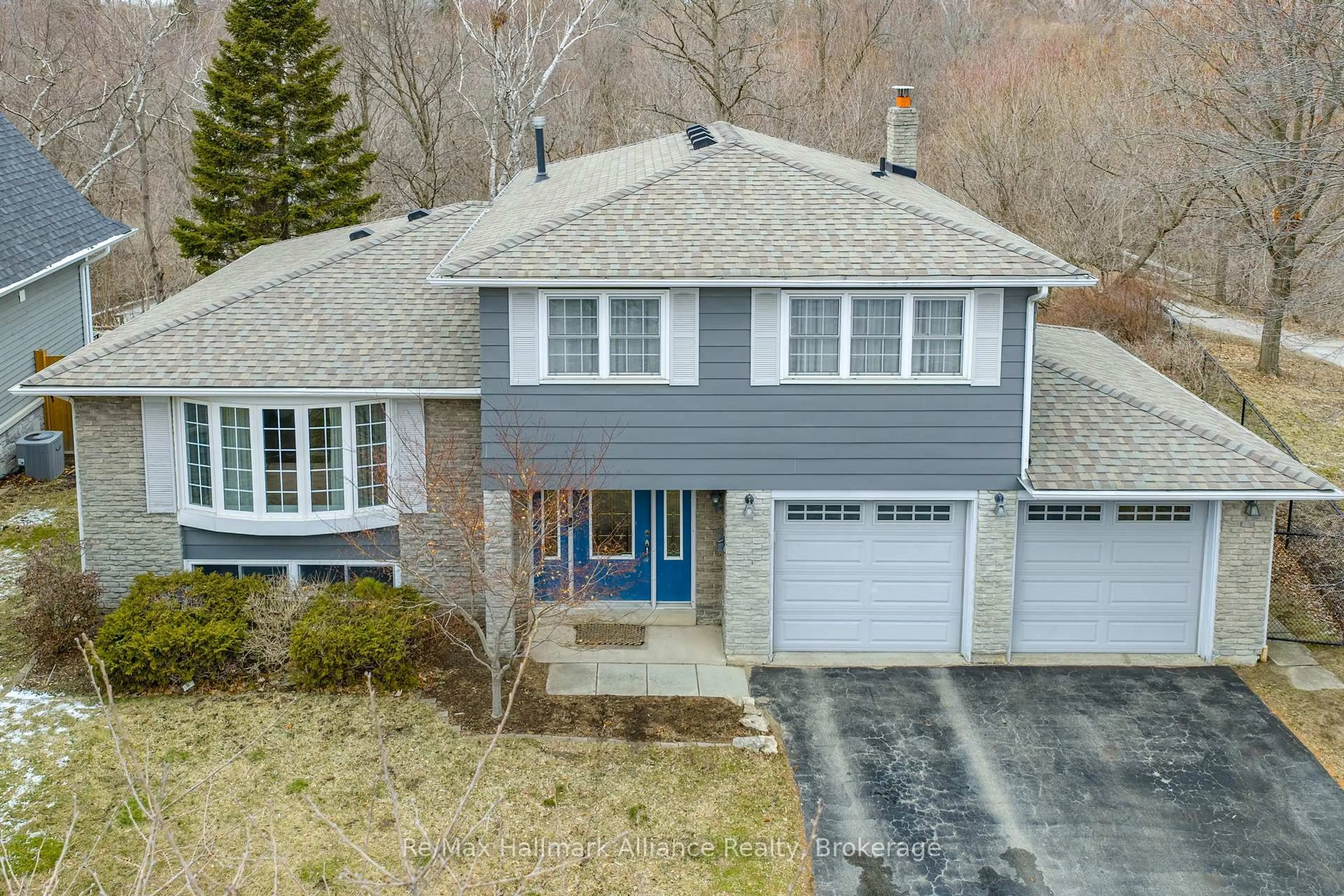 A pic from outside/outdoor area/front of a property/back of a property/a pic from drone, street for 2305 Devon Rd, Oakville Ontario L6J 5R2