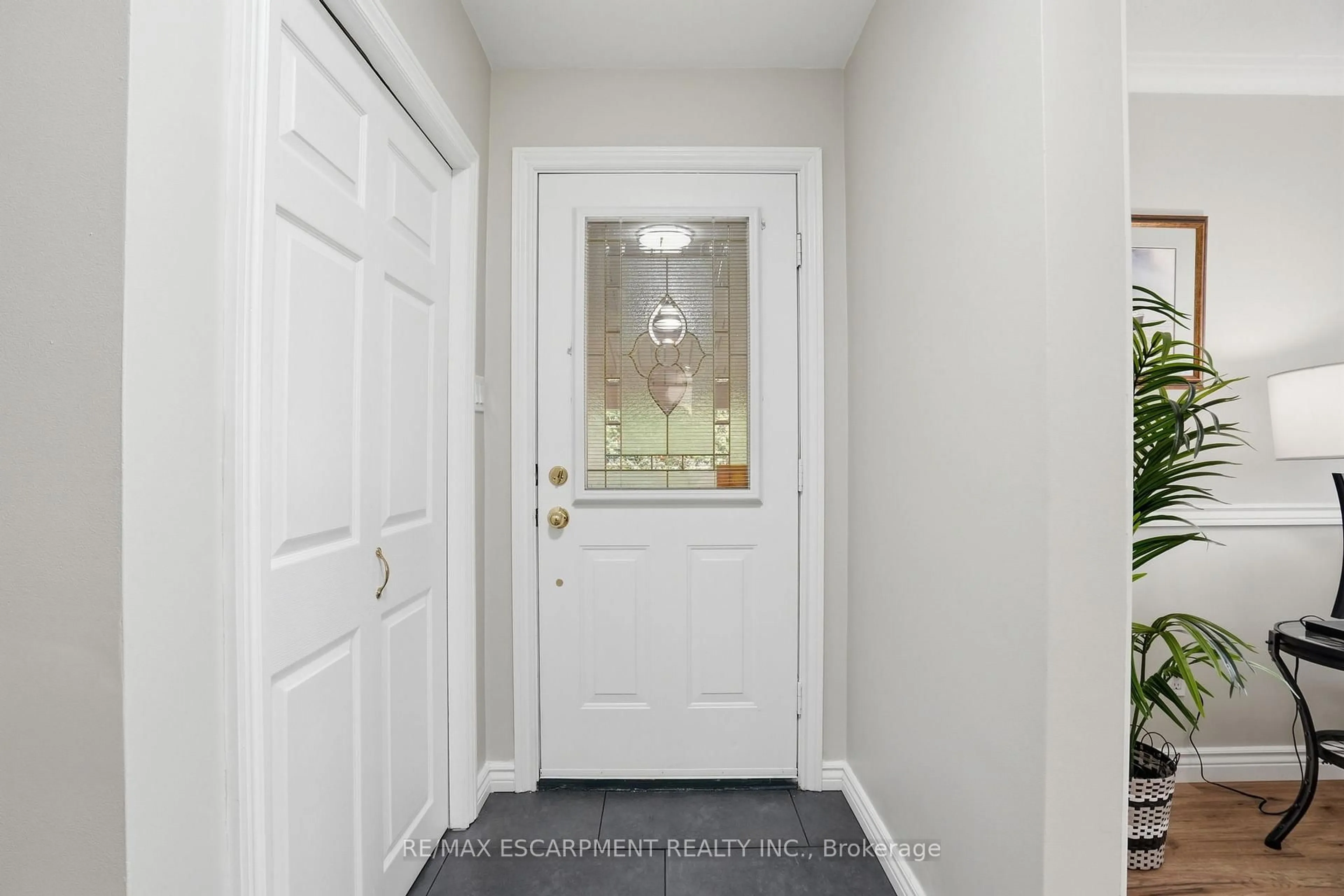 Indoor entryway for 345 Erindale Dr, Burlington Ontario L7L 4T3
